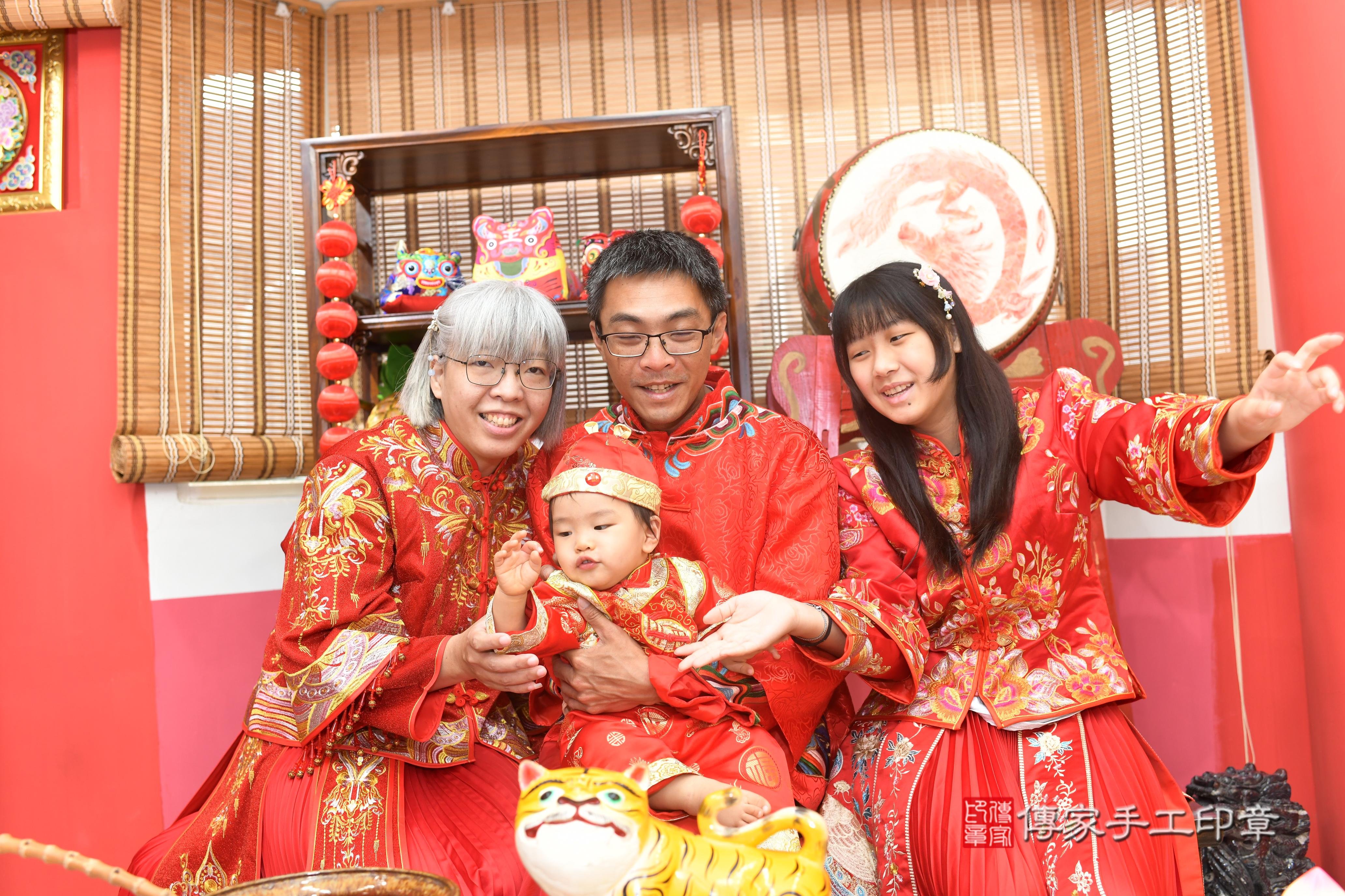 傳家手工印章高雄店、抓周、度脺、中國風會場、傳家嬰兒古禮、吉祥話、抓周道具物品24種、拍照。抓周證書。寶寶抓周、滿周歲、生日快樂、祝福