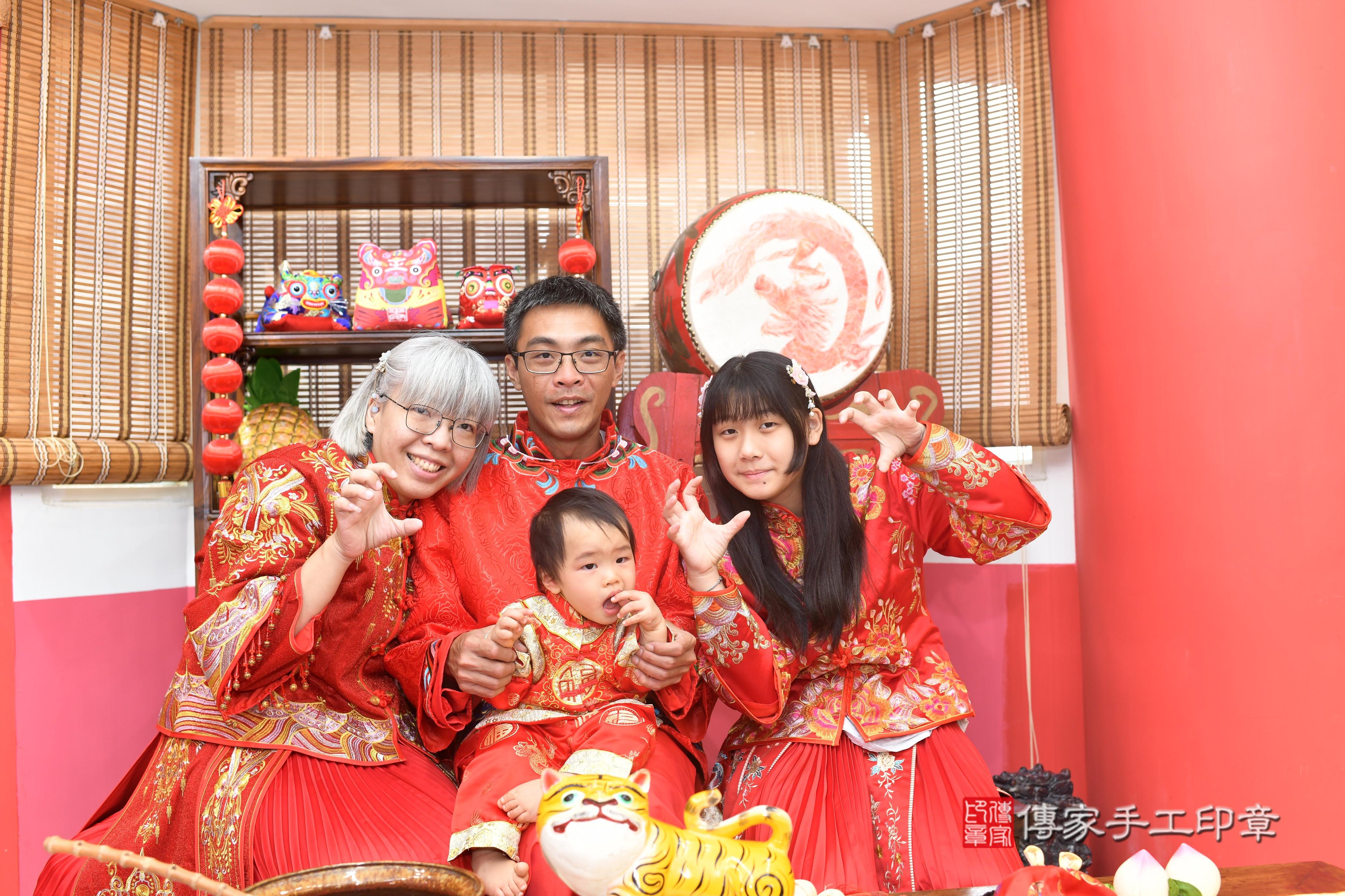 傳家手工印章高雄店、抓周、度脺、中國風會場、傳家嬰兒古禮、吉祥話、抓周道具物品24種、拍照。抓周證書。寶寶抓周、滿周歲、生日快樂、祝福