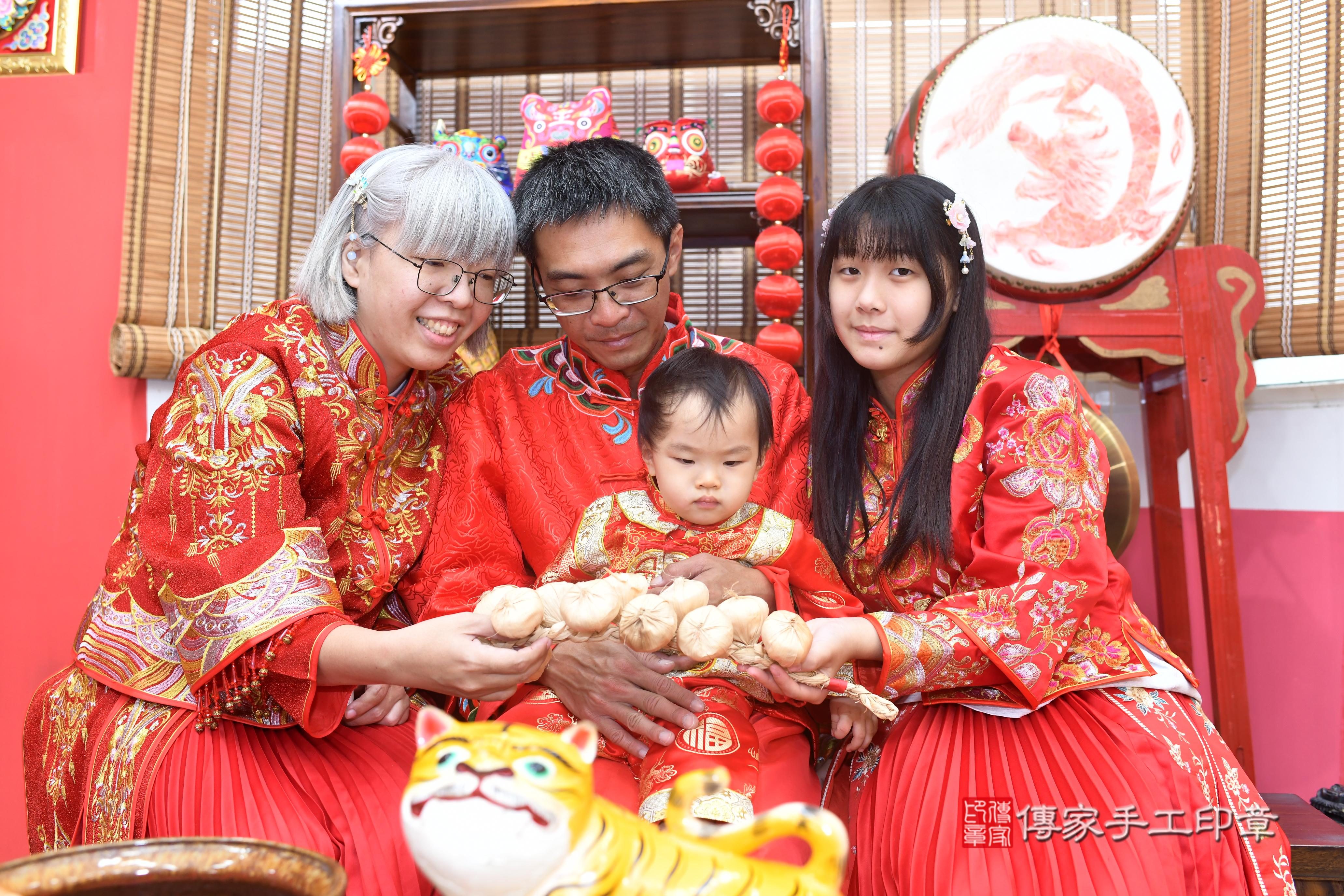 傳家手工印章高雄店、抓周、度脺、中國風會場、傳家嬰兒古禮、吉祥話、抓周道具物品24種、拍照。抓周證書。寶寶抓周、滿周歲、生日快樂、祝福