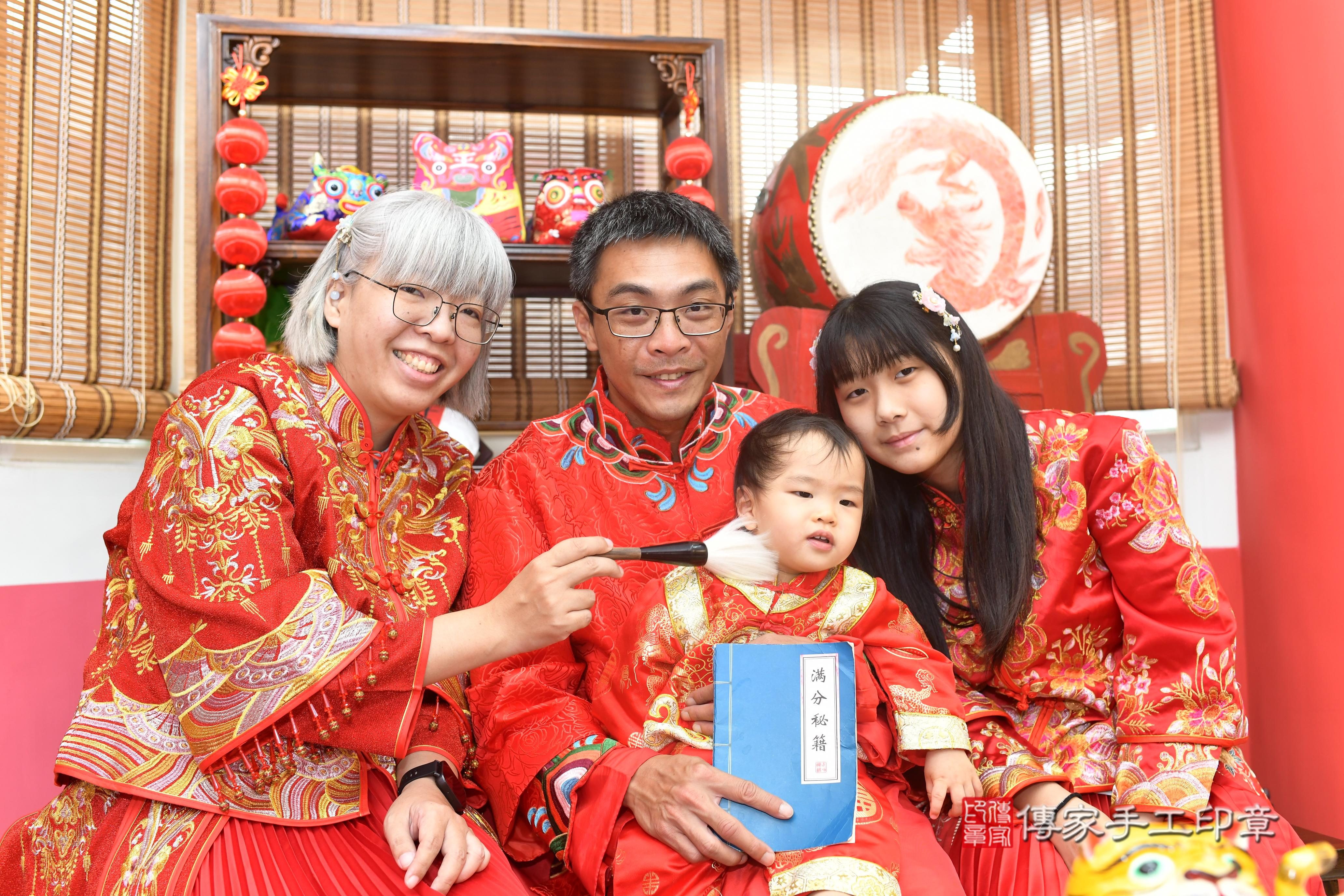 傳家手工印章高雄店、抓周、度脺、中國風會場、傳家嬰兒古禮、吉祥話、抓周道具物品24種、拍照。抓周證書。寶寶抓周、滿周歲、生日快樂、祝福