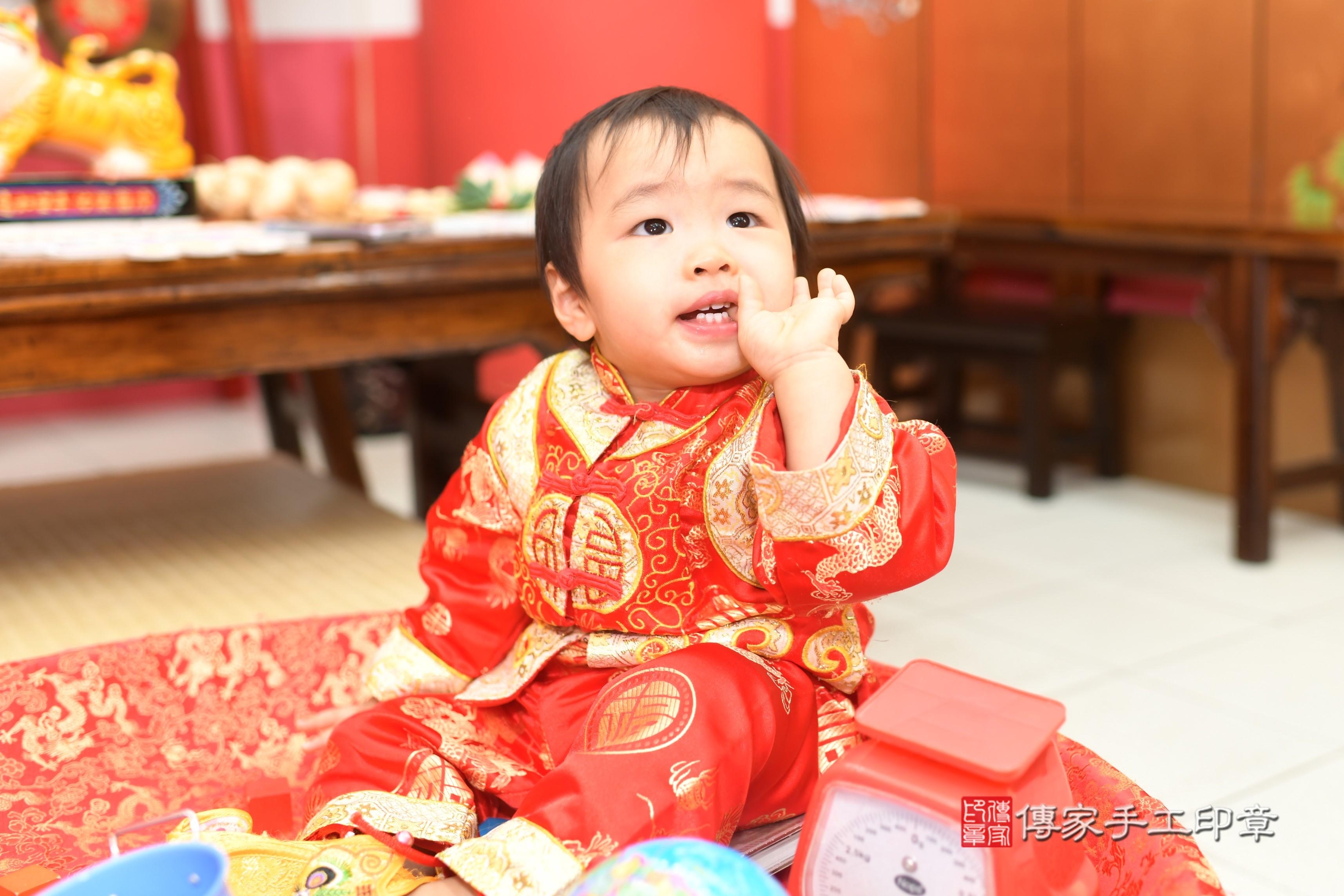1750401156454152.傳家手工印章高雄店、抓周、度脺、中國風會場、傳家嬰兒古禮、吉祥話、抓周道具物品24種、拍照。抓周證書。寶寶抓周、滿周歲、生日快樂、祝福