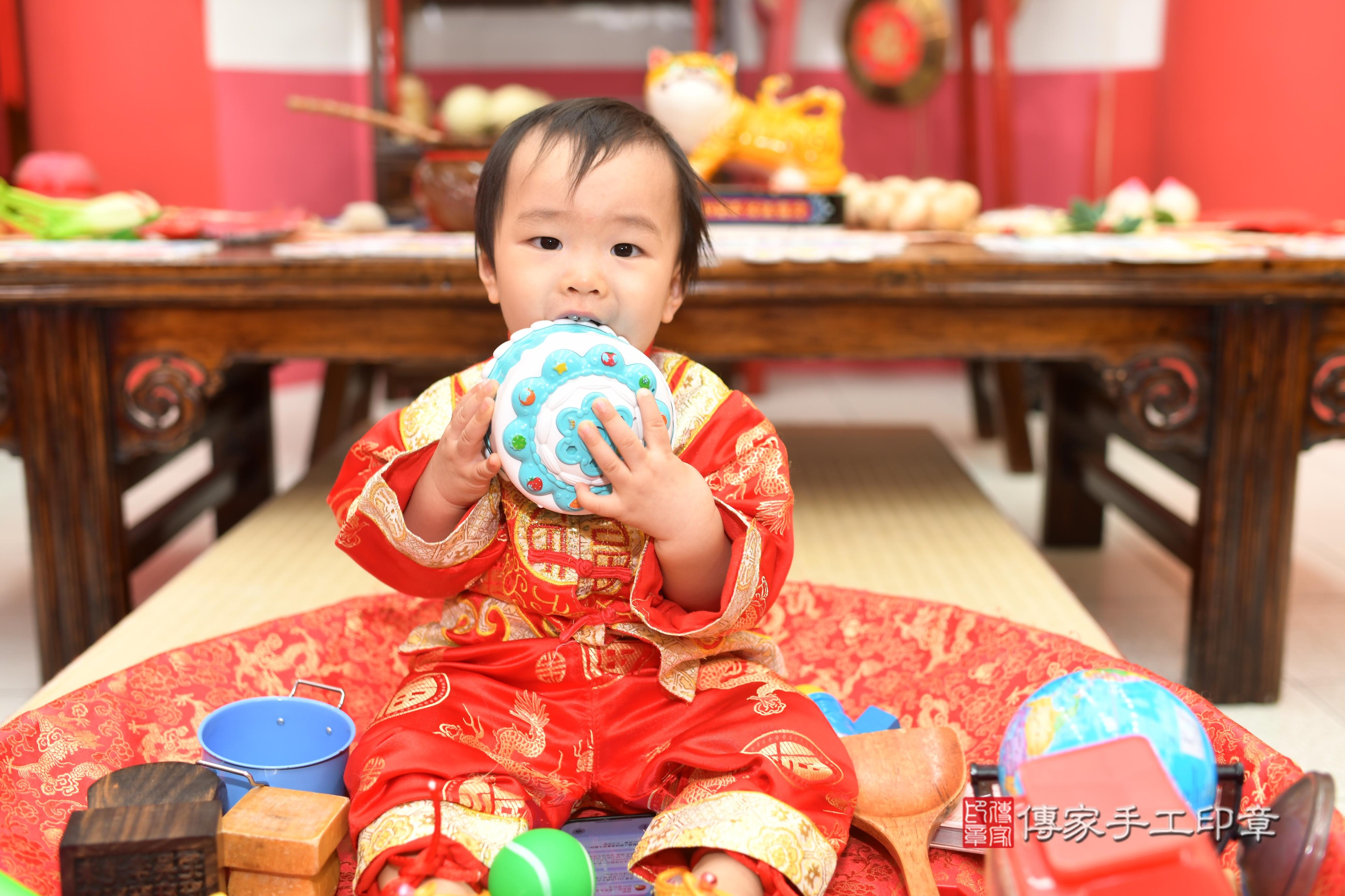 1750401156454152.傳家手工印章高雄店、抓周、度脺、中國風會場、傳家嬰兒古禮、吉祥話、抓周道具物品24種、拍照。抓周證書。寶寶抓周、滿周歲、生日快樂、祝福