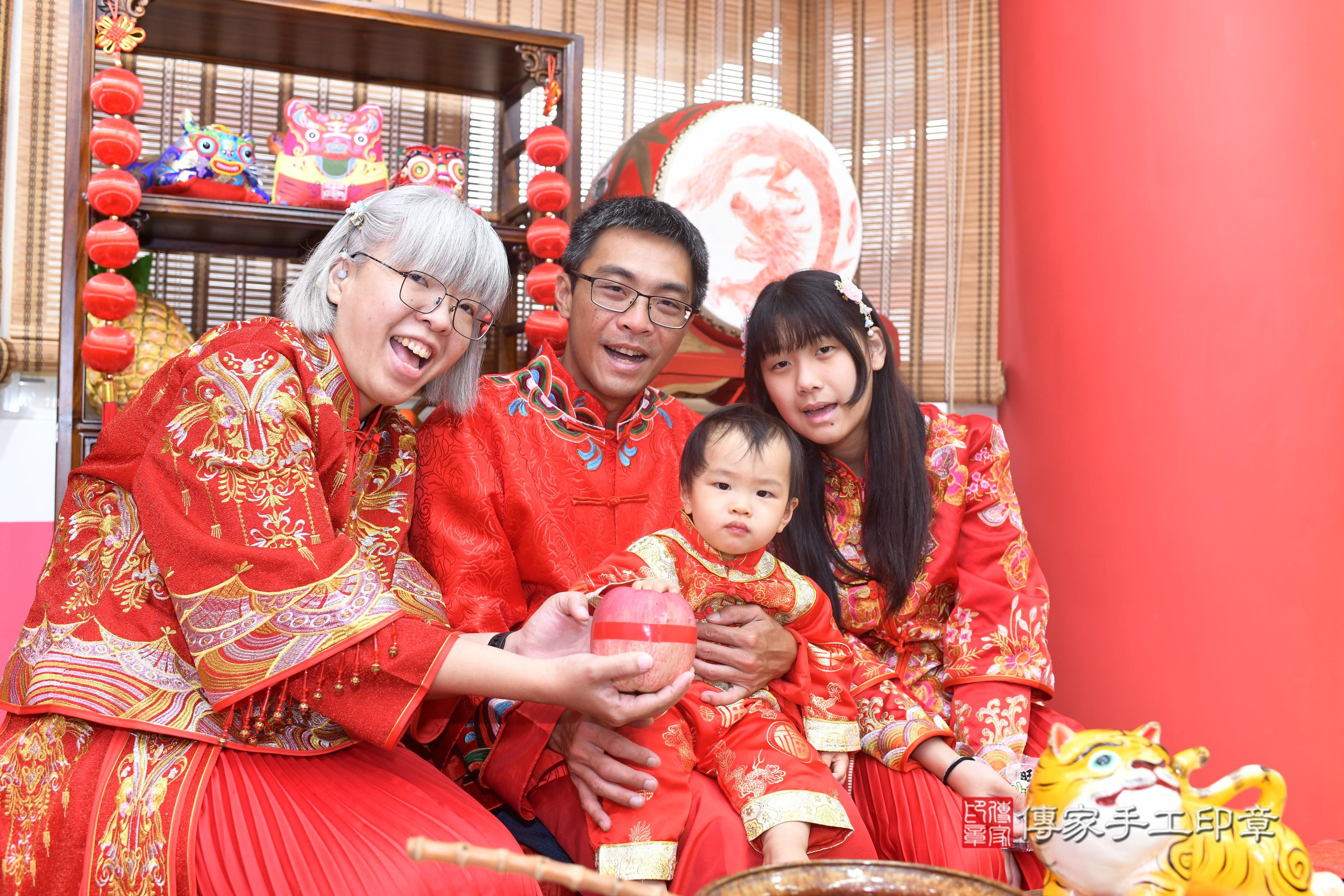 傳家手工印章高雄店、抓周、度脺、中國風會場、傳家嬰兒古禮、吉祥話、抓周道具物品24種、拍照。抓周證書。寶寶抓周、滿周歲、生日快樂、祝福