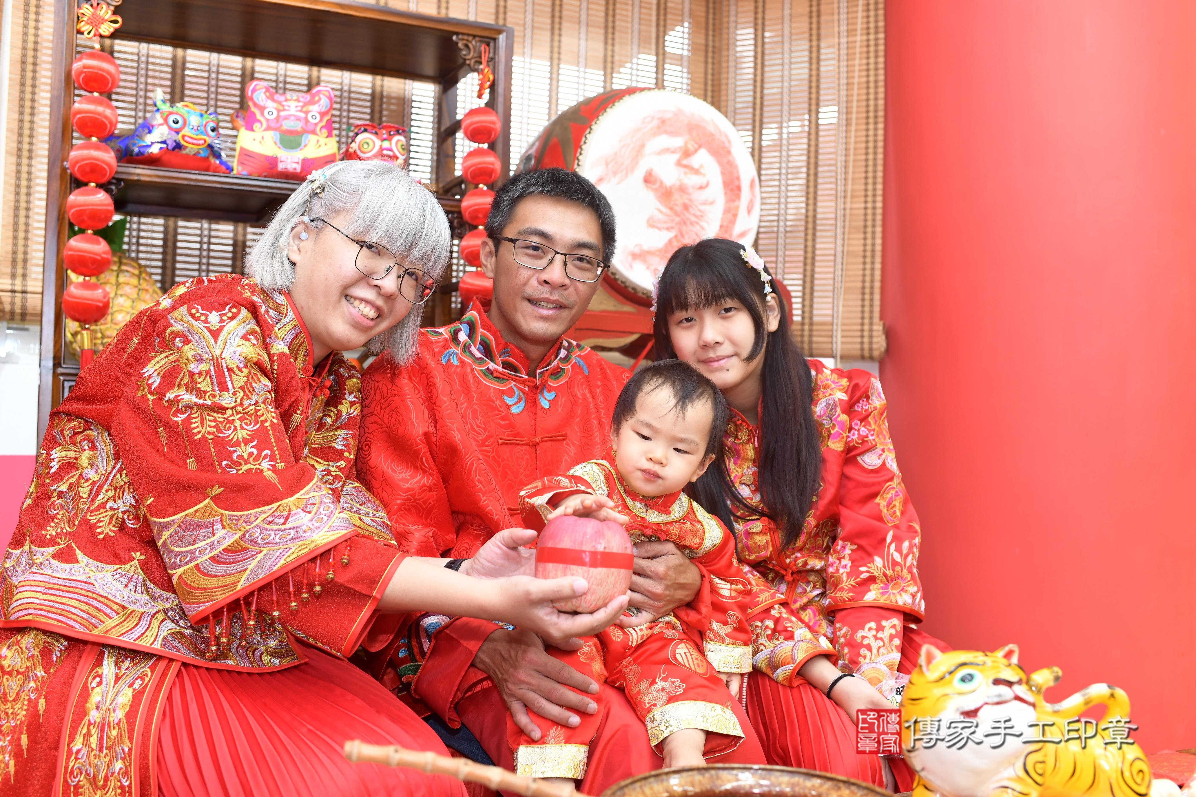 傳家手工印章高雄店、抓周、度脺、中國風會場、傳家嬰兒古禮、吉祥話、抓周道具物品24種、拍照。抓周證書。寶寶抓周、滿周歲、生日快樂、祝福