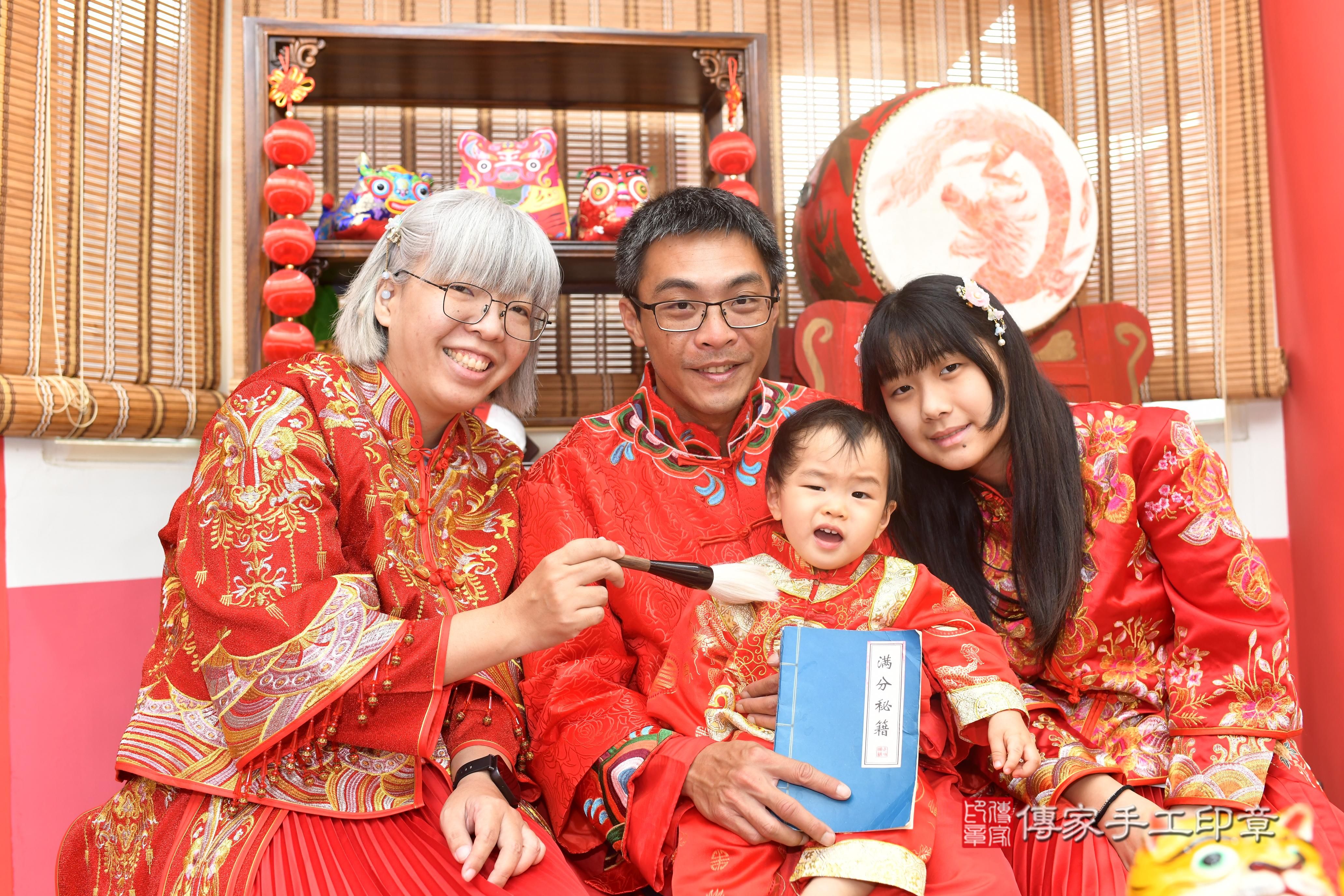 傳家手工印章高雄店、抓周、度脺、中國風會場、傳家嬰兒古禮、吉祥話、抓周道具物品24種、拍照。抓周證書。寶寶抓周、滿周歲、生日快樂、祝福