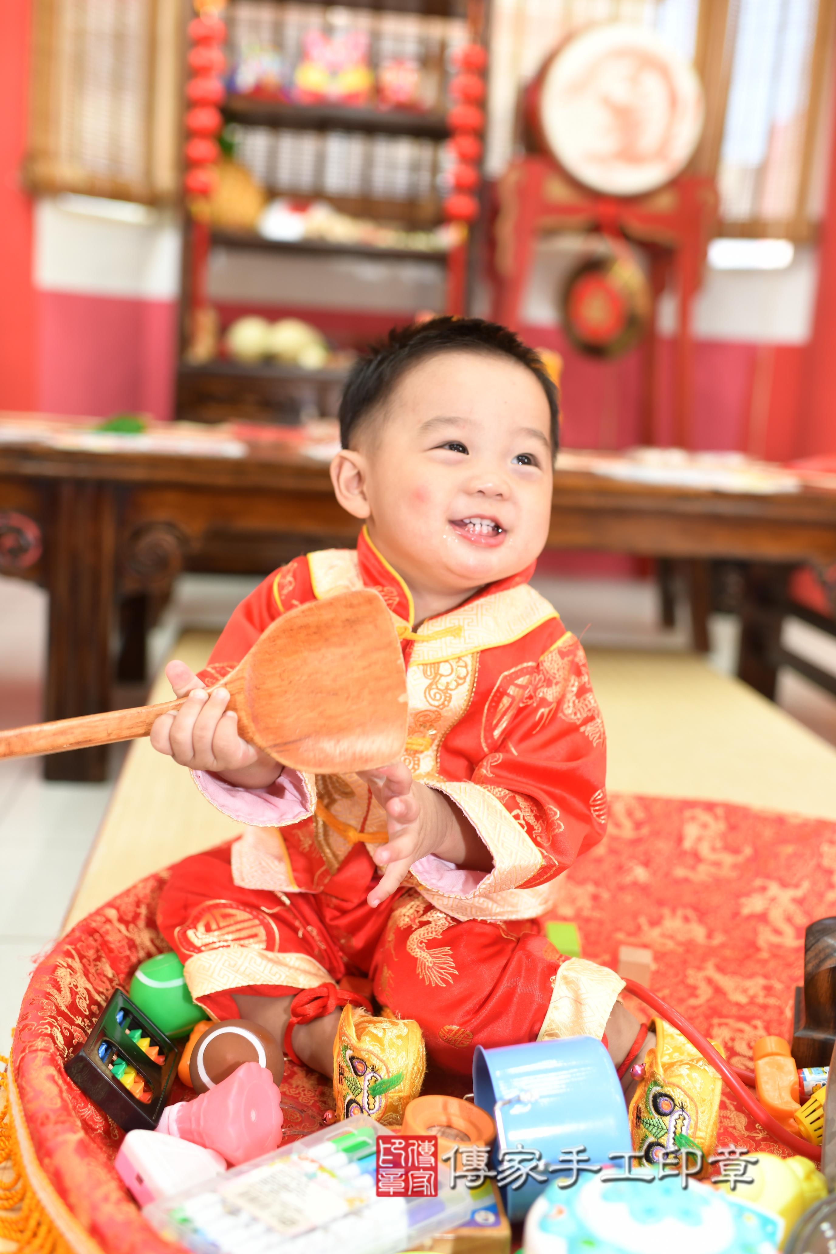 傳家手工印章高雄店、抓周、度脺、中國風會場、傳家嬰兒古禮、吉祥話、抓周道具物品24種、拍照。抓周證書。寶寶抓周、滿周歲、生日快樂、祝福