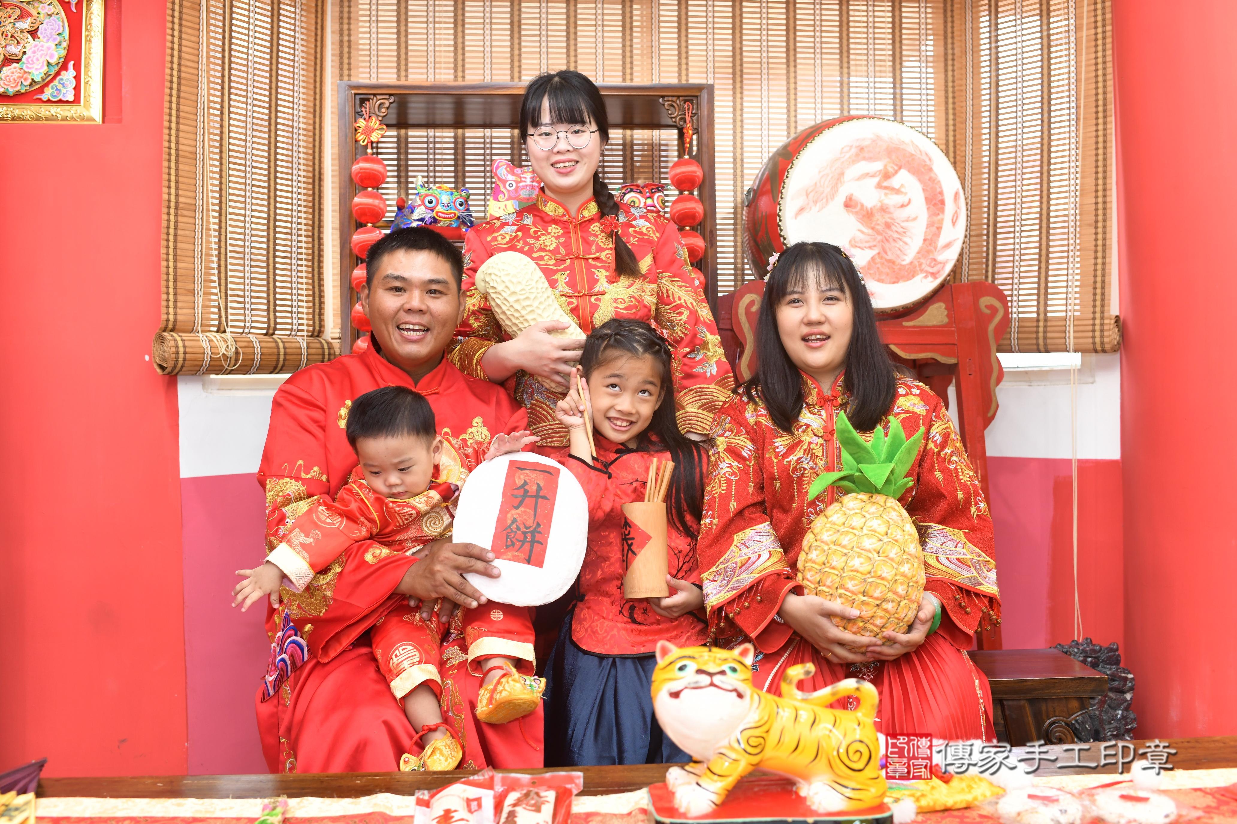 傳家手工印章高雄店、抓周、度脺、中國風會場、傳家嬰兒古禮、吉祥話、抓周道具物品24種、拍照。抓周證書。寶寶抓周、滿周歲、生日快樂、祝福