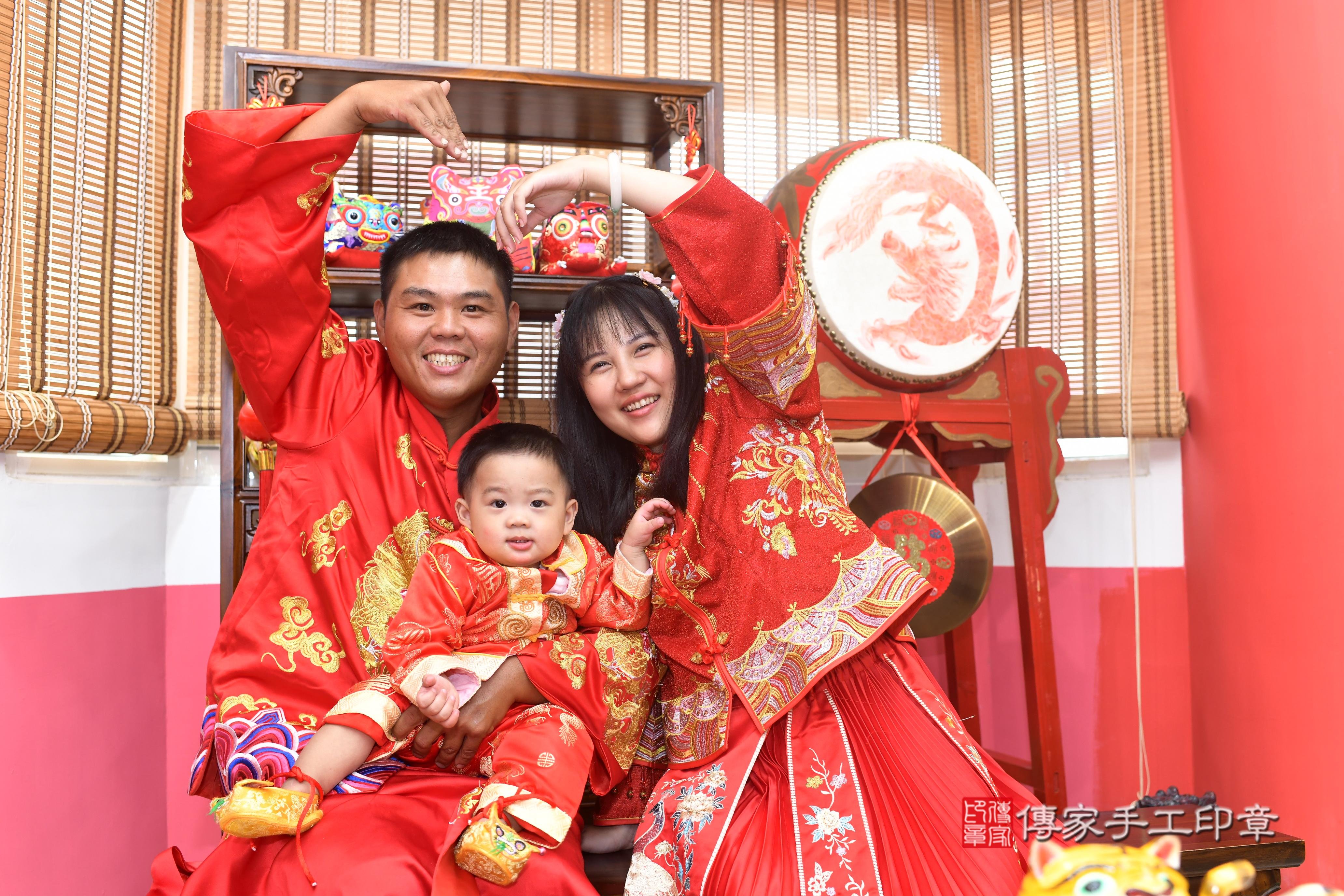 傳家手工印章高雄店、抓周、度脺、中國風會場、傳家嬰兒古禮、吉祥話、抓周道具物品24種、拍照。抓周證書。寶寶抓周、滿周歲、生日快樂、祝福