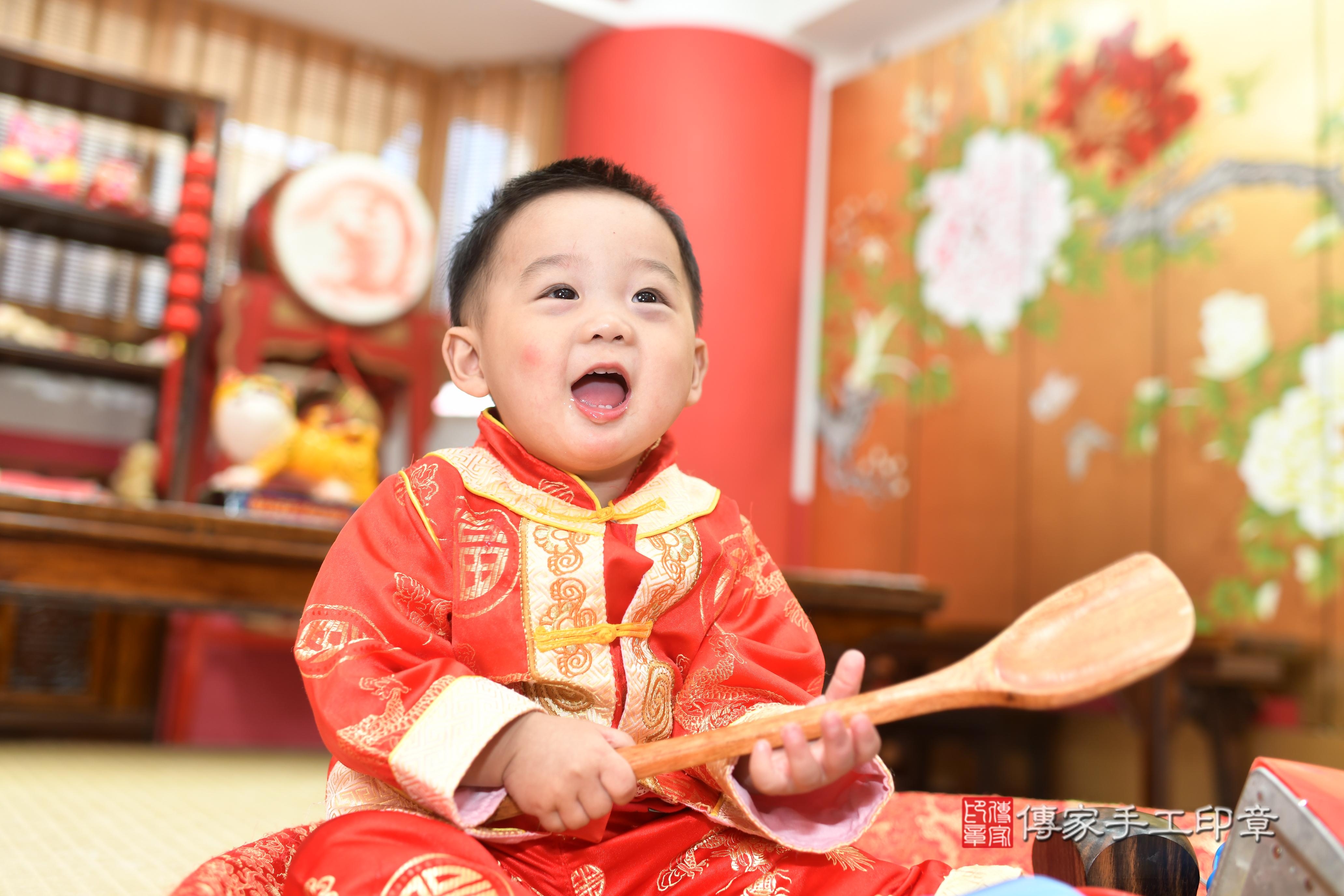 傳家手工印章高雄店、抓周、度脺、中國風會場、傳家嬰兒古禮、吉祥話、抓周道具物品24種、拍照。抓周證書。寶寶抓周、滿周歲、生日快樂、祝福