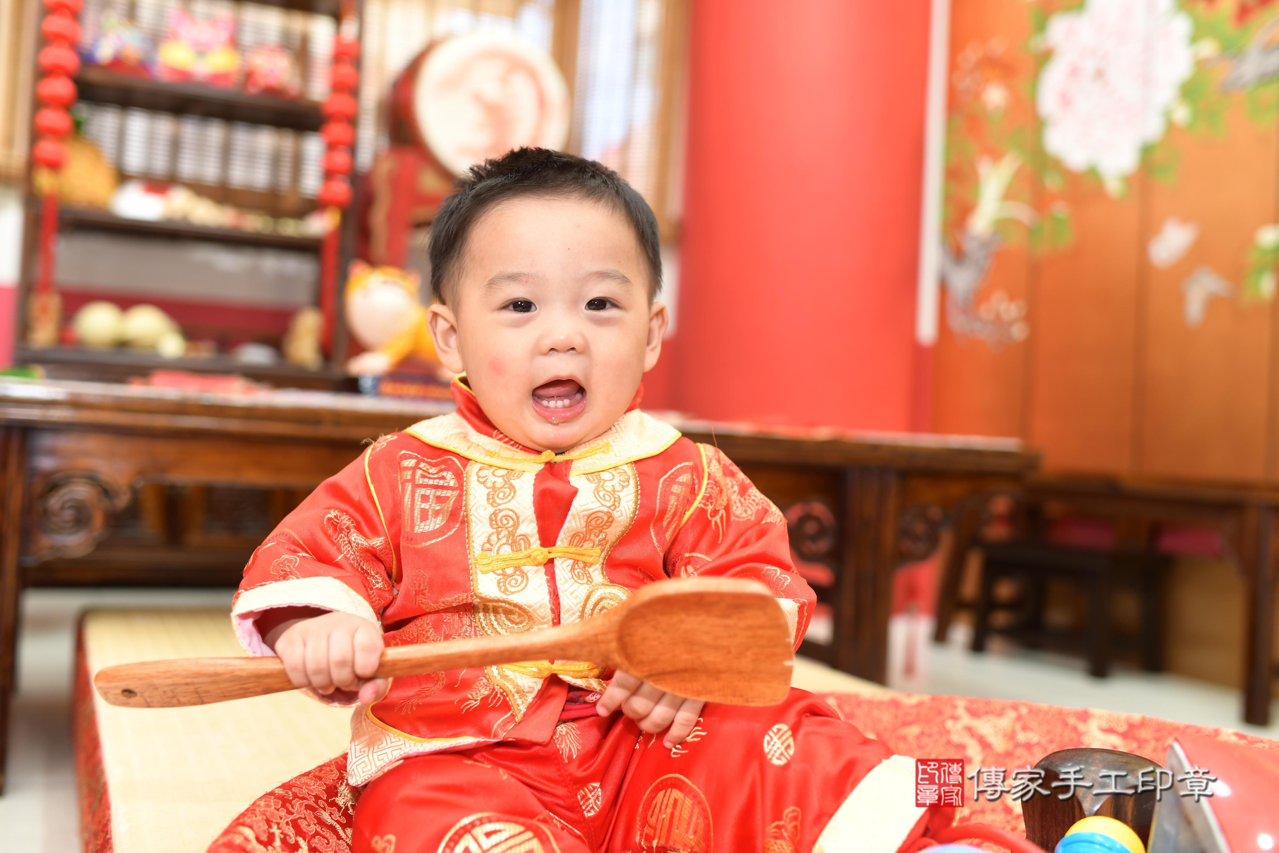 傳家手工印章高雄店、抓周、度脺、中國風會場、傳家嬰兒古禮、吉祥話、抓周道具物品24種、拍照。抓周證書。寶寶抓周、滿周歲、生日快樂、祝福