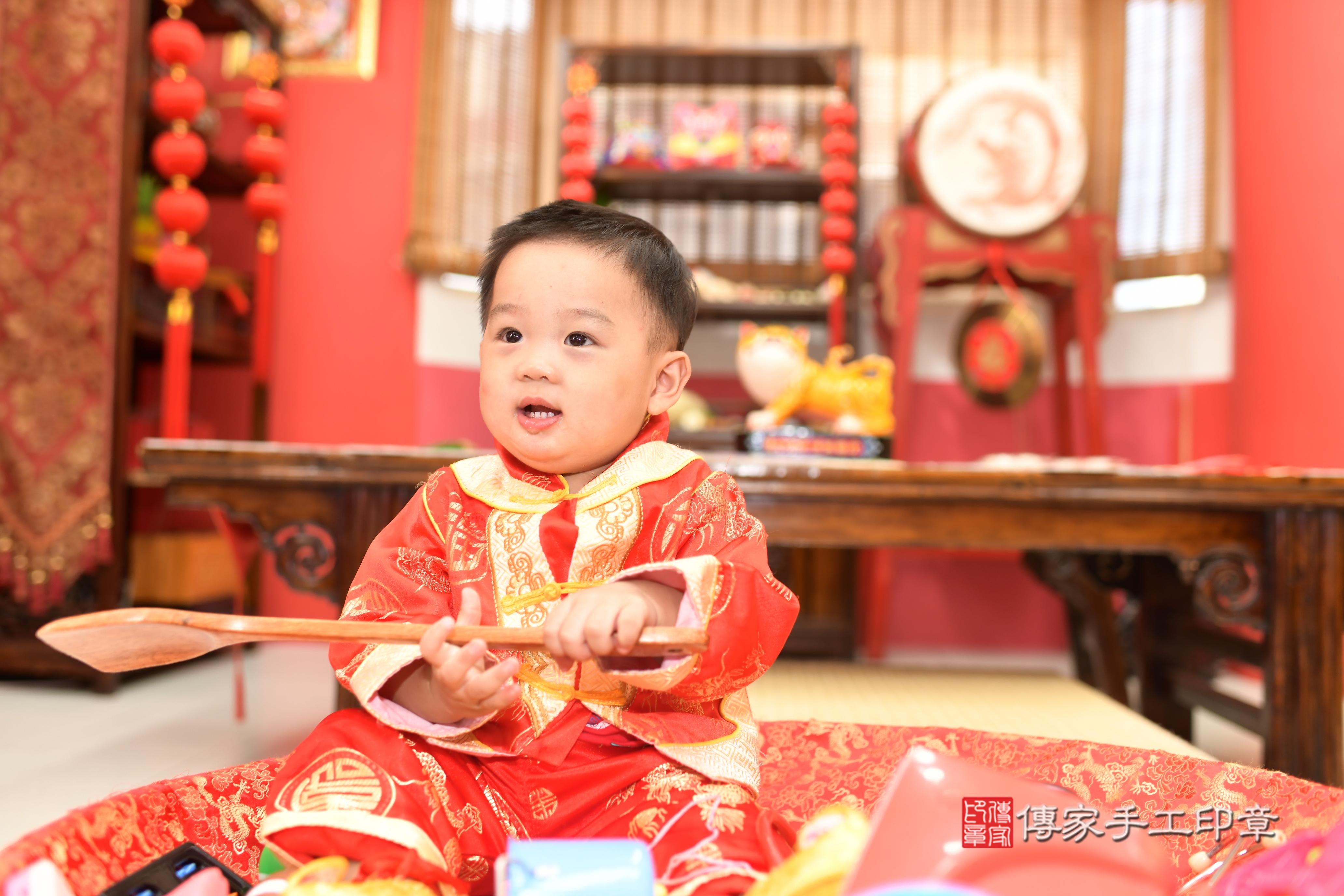 傳家手工印章高雄店、抓周、度脺、中國風會場、傳家嬰兒古禮、吉祥話、抓周道具物品24種、拍照。抓周證書。寶寶抓周、滿周歲、生日快樂、祝福