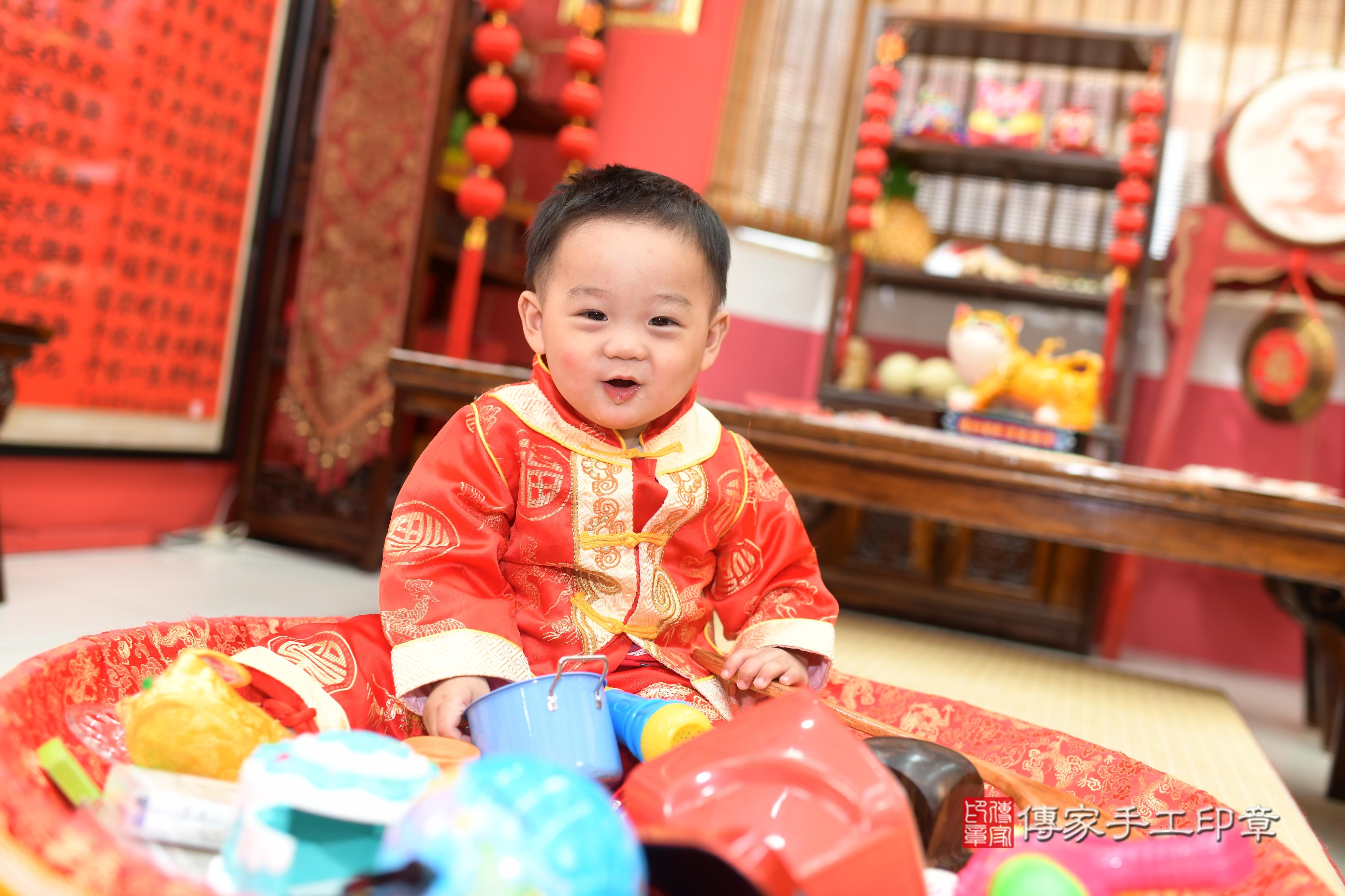 傳家手工印章高雄店、抓周、度脺、中國風會場、傳家嬰兒古禮、吉祥話、抓周道具物品24種、拍照。抓周證書。寶寶抓周、滿周歲、生日快樂、祝福