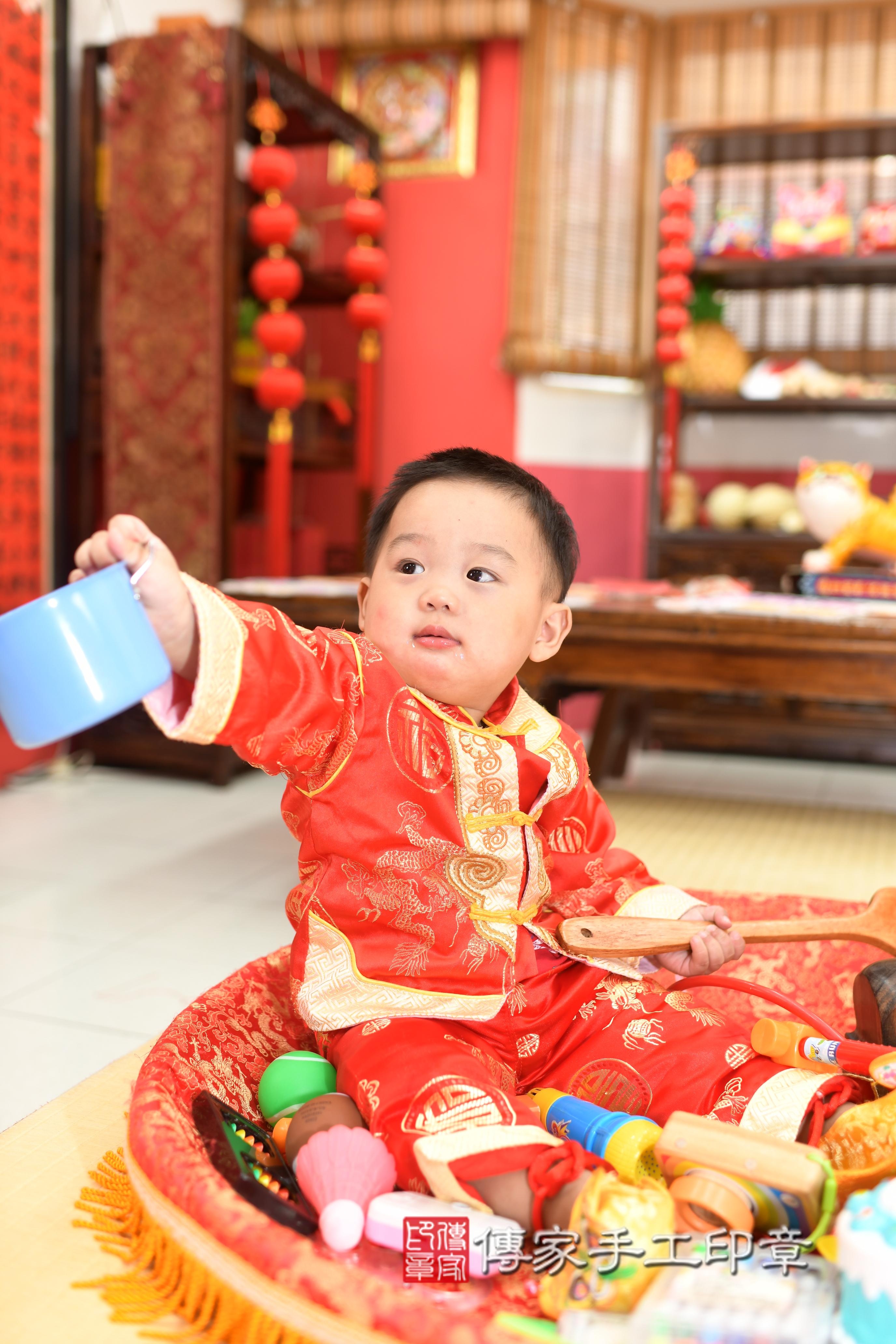 傳家手工印章高雄店、抓周、度脺、中國風會場、傳家嬰兒古禮、吉祥話、抓周道具物品24種、拍照。抓周證書。寶寶抓周、滿周歲、生日快樂、祝福