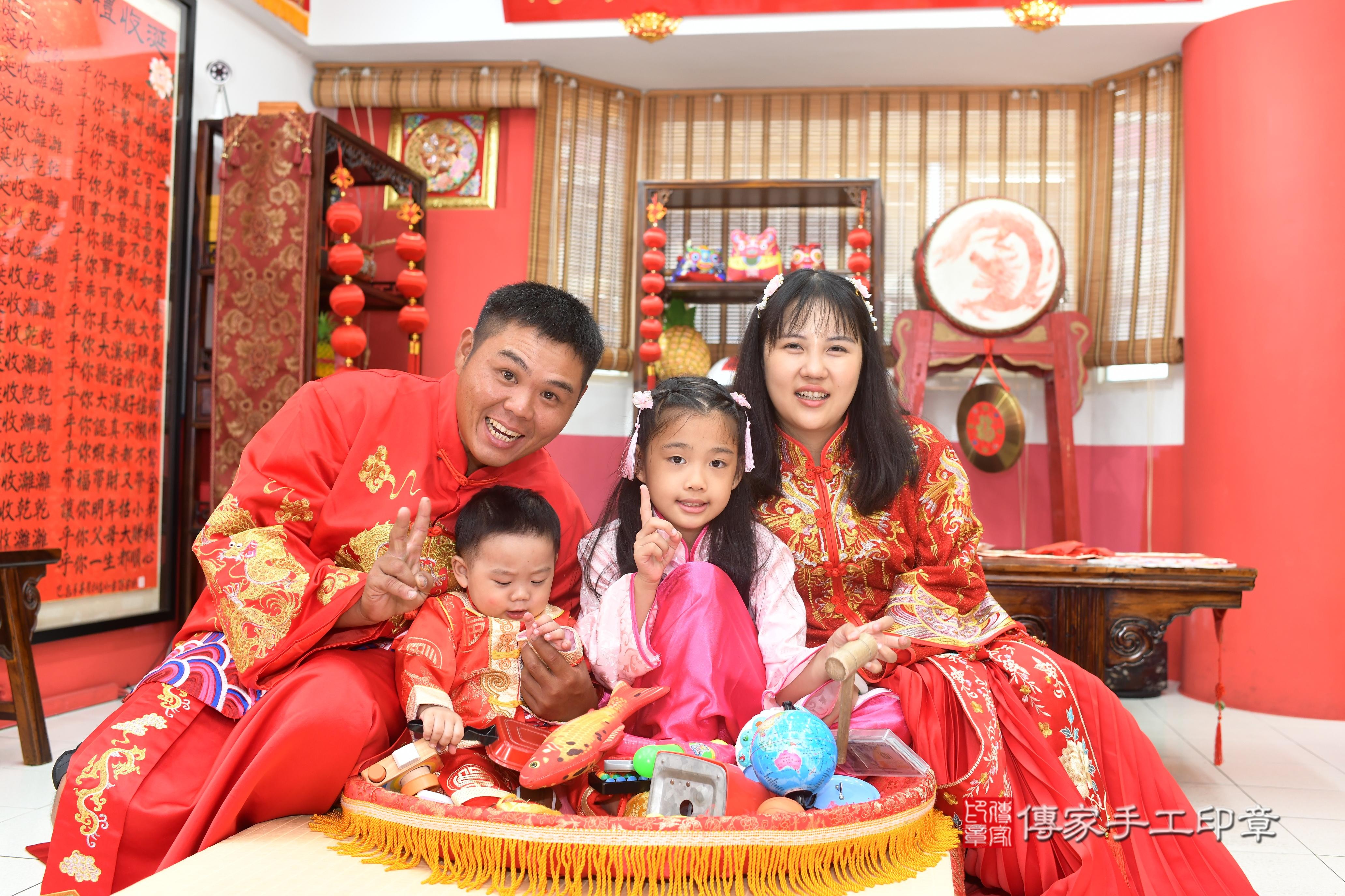 傳家手工印章高雄店、抓周、度脺、中國風會場、傳家嬰兒古禮、吉祥話、抓周道具物品24種、拍照。抓周證書。寶寶抓周、滿周歲、生日快樂、祝福