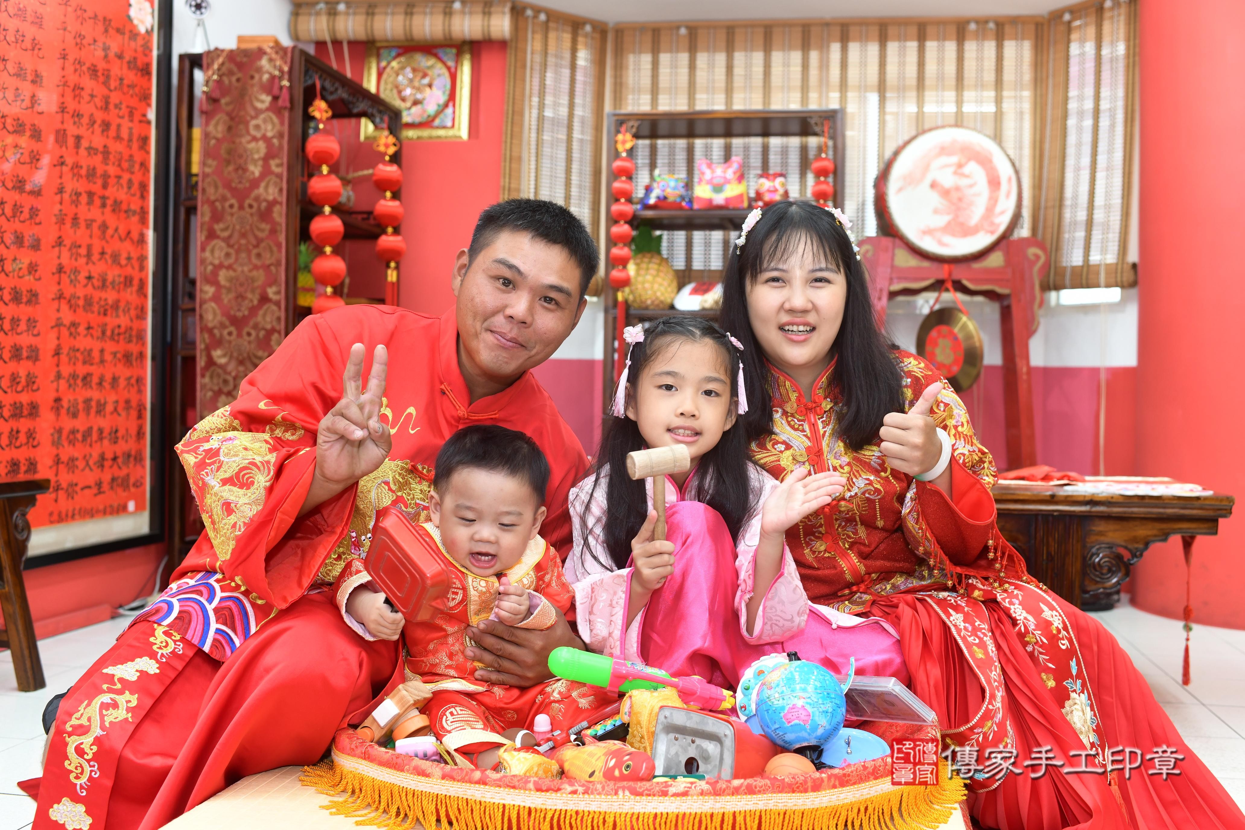 傳家手工印章高雄店、抓周、度脺、中國風會場、傳家嬰兒古禮、吉祥話、抓周道具物品24種、拍照。抓周證書。寶寶抓周、滿周歲、生日快樂、祝福