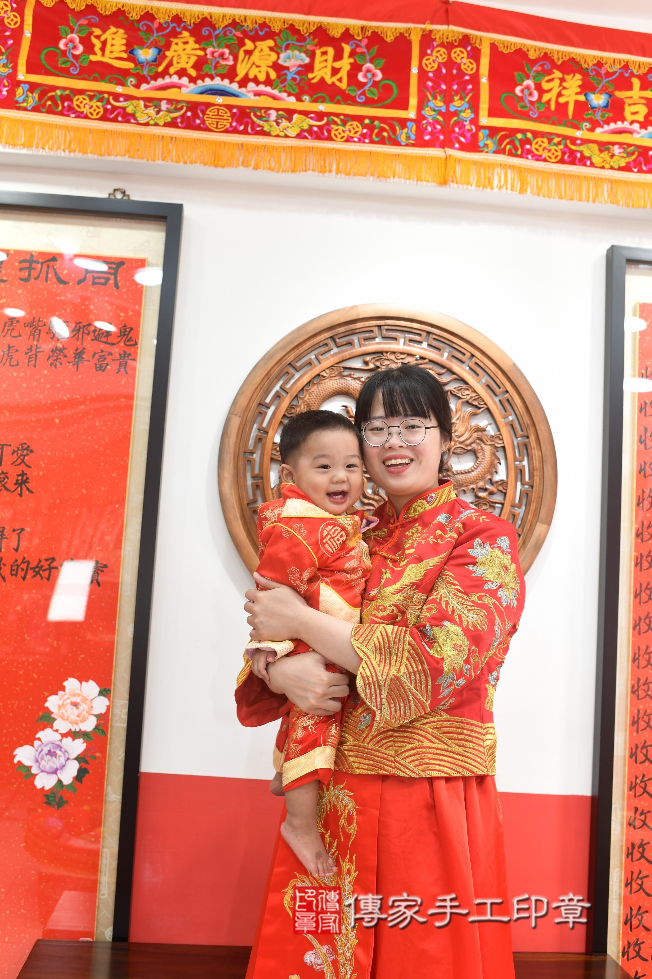 傳家手工印章高雄店、抓周、度脺、中國風會場、傳家嬰兒古禮、吉祥話、抓周道具物品24種、拍照。抓周證書。寶寶抓周、滿周歲、生日快樂、祝福