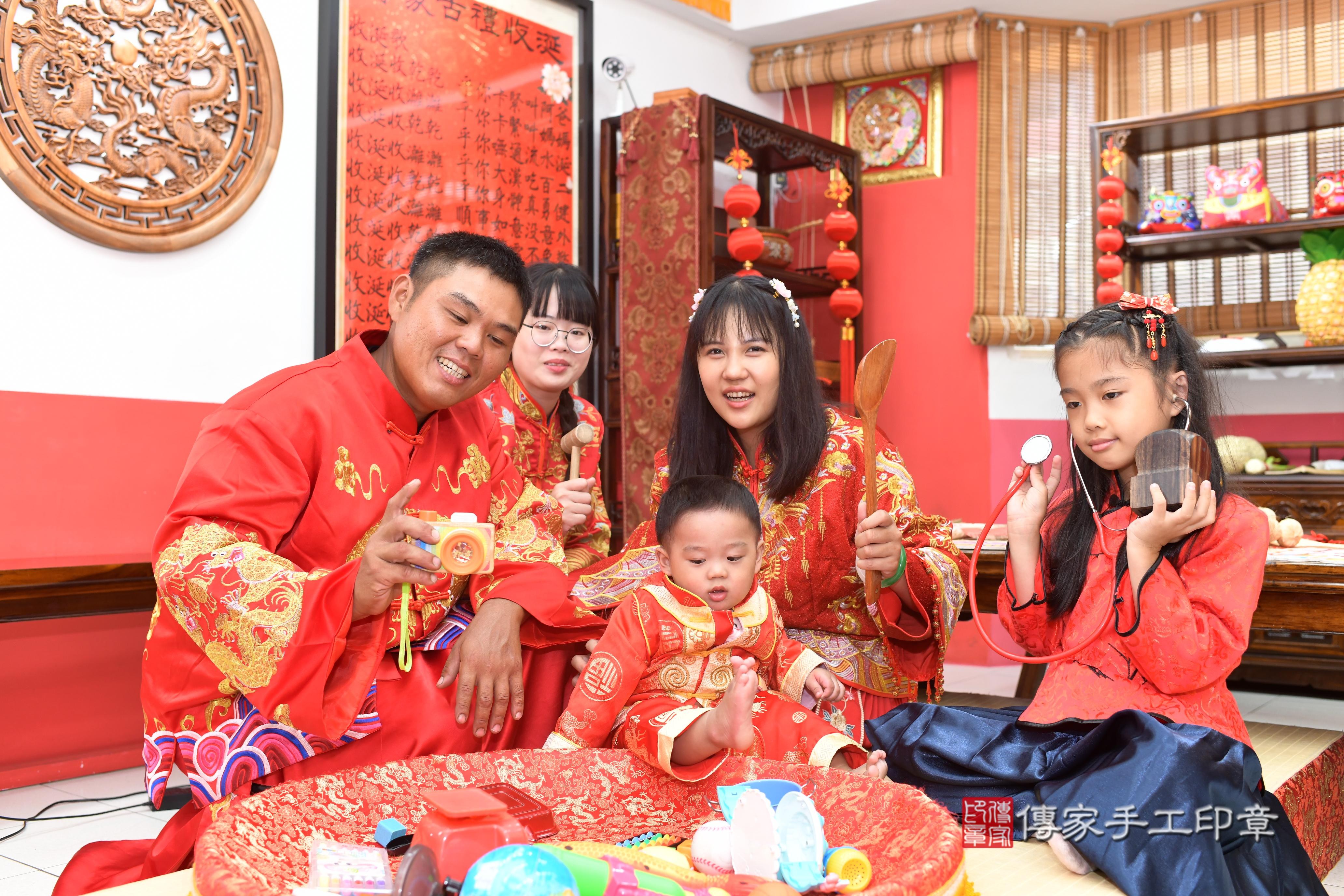 傳家手工印章高雄店、抓周、度脺、中國風會場、傳家嬰兒古禮、吉祥話、抓周道具物品24種、拍照。抓周證書。寶寶抓周、滿周歲、生日快樂、祝福