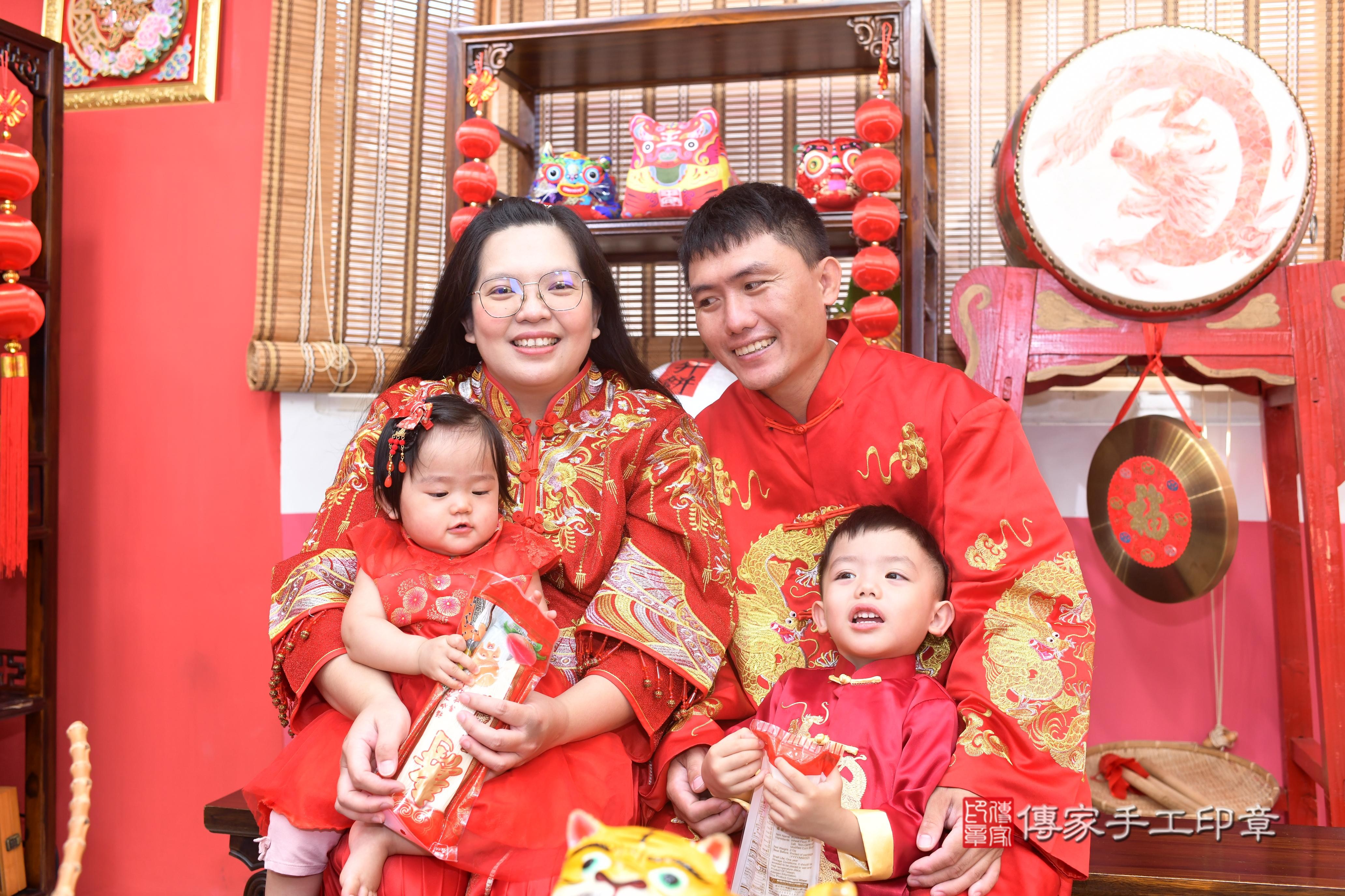 傳家手工印章高雄店、抓周、度脺、中國風會場、傳家嬰兒古禮、吉祥話、抓周道具物品24種、拍照。抓周證書。寶寶抓周、滿周歲、生日快樂、祝福
