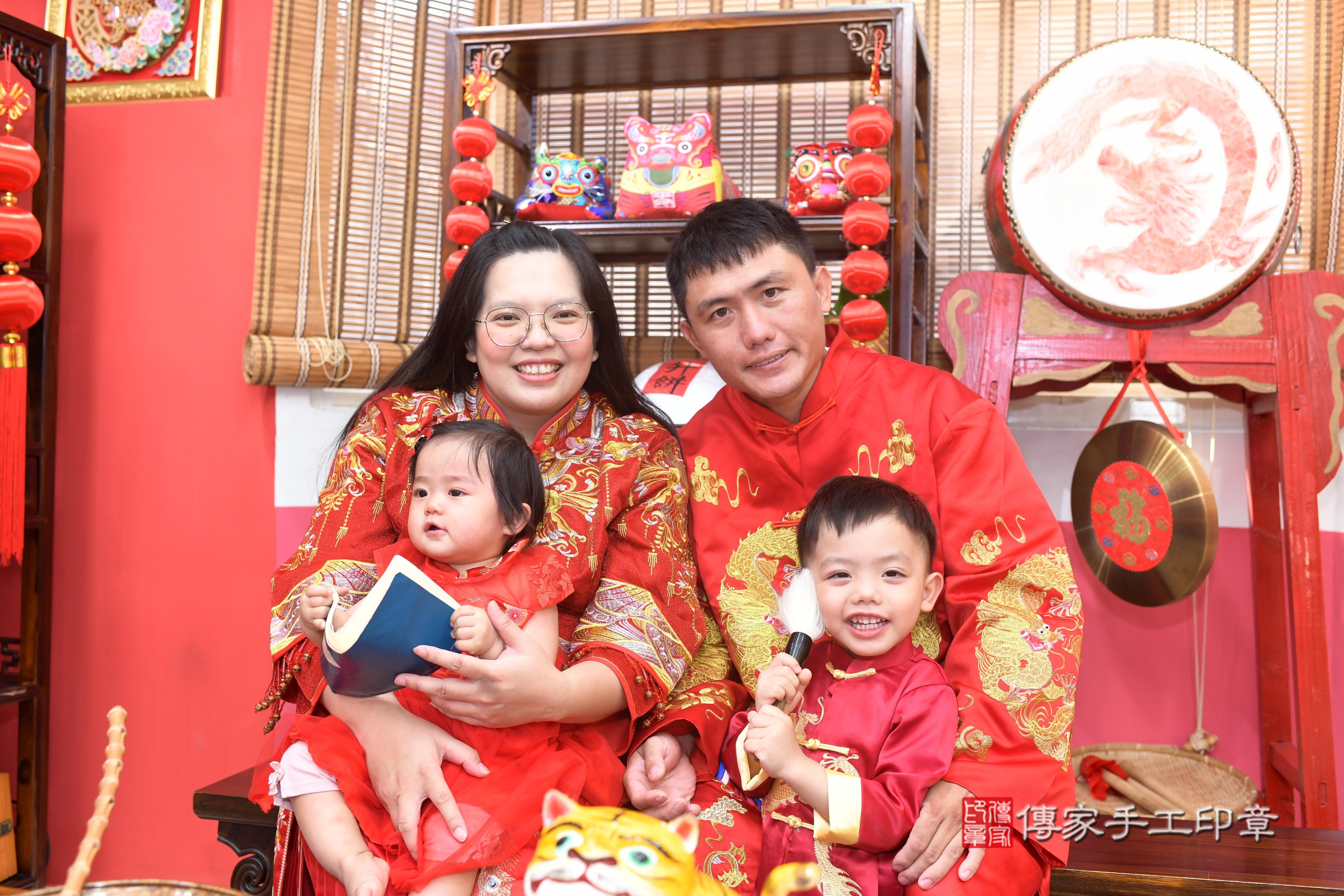 傳家手工印章高雄店、抓周、度脺、中國風會場、傳家嬰兒古禮、吉祥話、抓周道具物品24種、拍照。抓周證書。寶寶抓周、滿周歲、生日快樂、祝福
