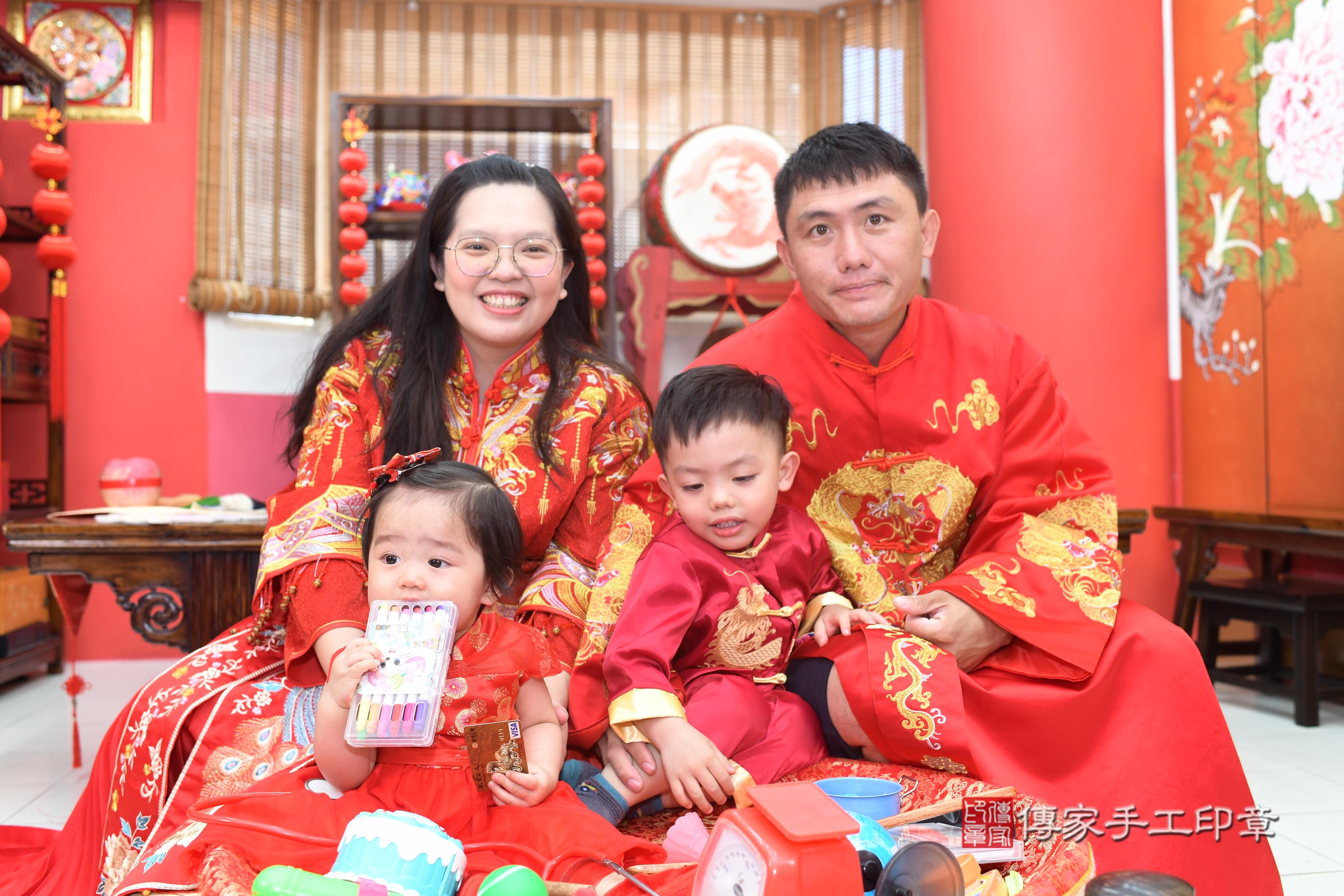 傳家手工印章高雄店、抓周、度脺、中國風會場、傳家嬰兒古禮、吉祥話、抓周道具物品24種、拍照。抓周證書。寶寶抓周、滿周歲、生日快樂、祝福