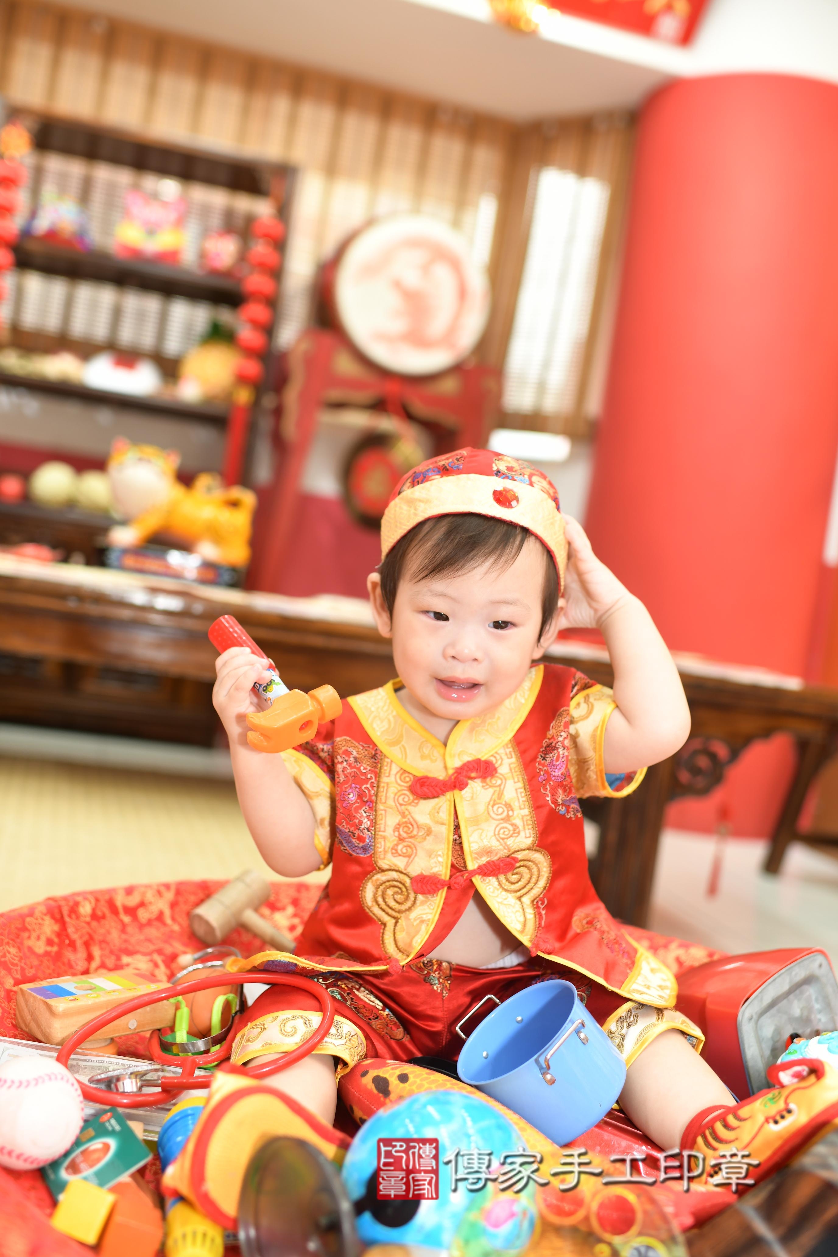 傳家手工印章高雄店、抓周、度脺、中國風會場、傳家嬰兒古禮、吉祥話、抓周道具物品24種、拍照。抓周證書。寶寶抓周、滿周歲、生日快樂、祝福
