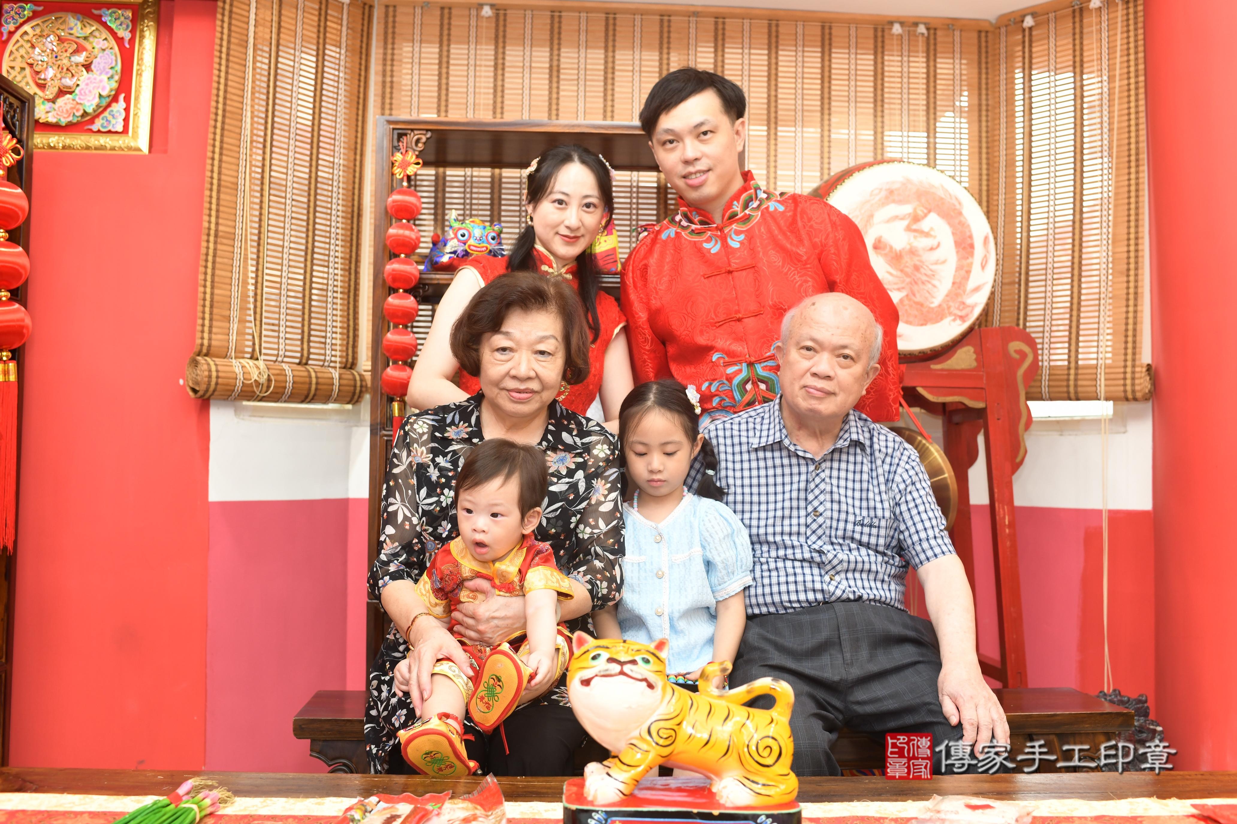 傳家手工印章高雄店、抓周、度脺、中國風會場、傳家嬰兒古禮、吉祥話、抓周道具物品24種、拍照。抓周證書。寶寶抓周、滿周歲、生日快樂、祝福