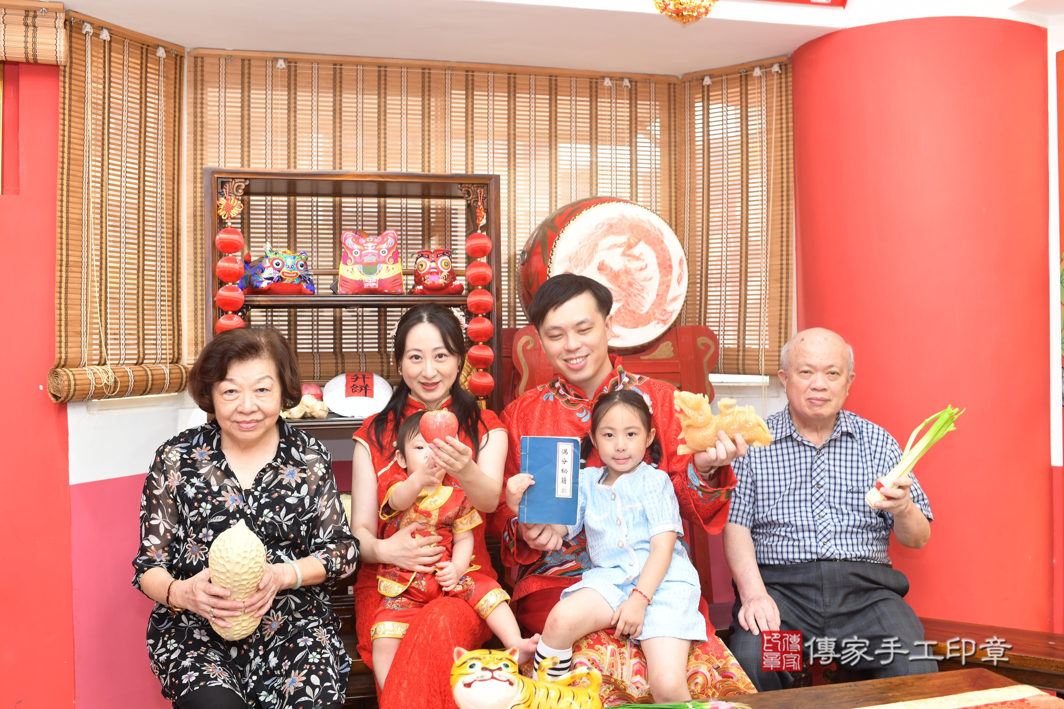 傳家手工印章高雄店、抓周、度脺、中國風會場、傳家嬰兒古禮、吉祥話、抓周道具物品24種、拍照。抓周證書。寶寶抓周、滿周歲、生日快樂、祝福