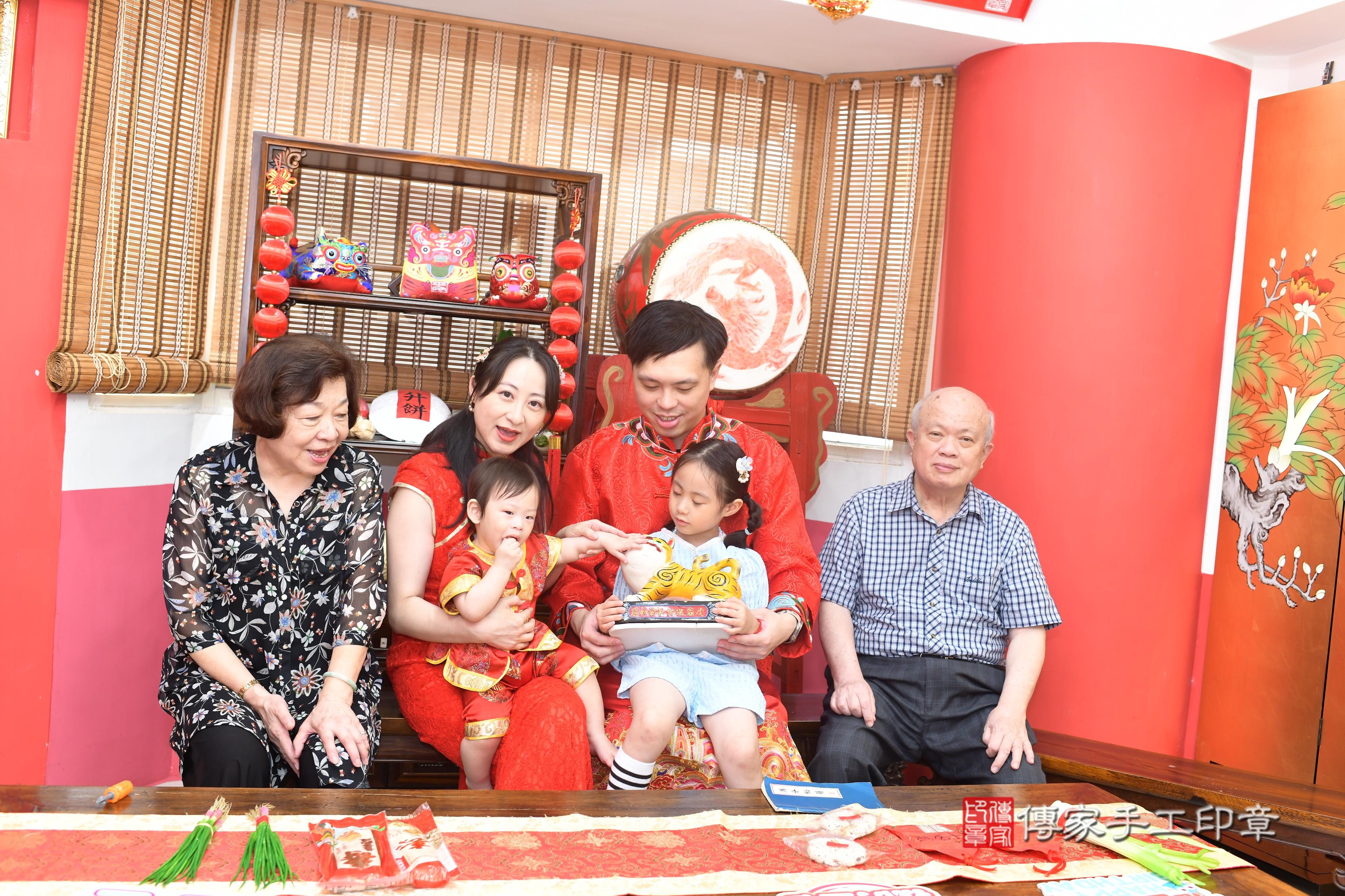 傳家手工印章高雄店、抓周、度脺、中國風會場、傳家嬰兒古禮、吉祥話、抓周道具物品24種、拍照。抓周證書。寶寶抓周、滿周歲、生日快樂、祝福