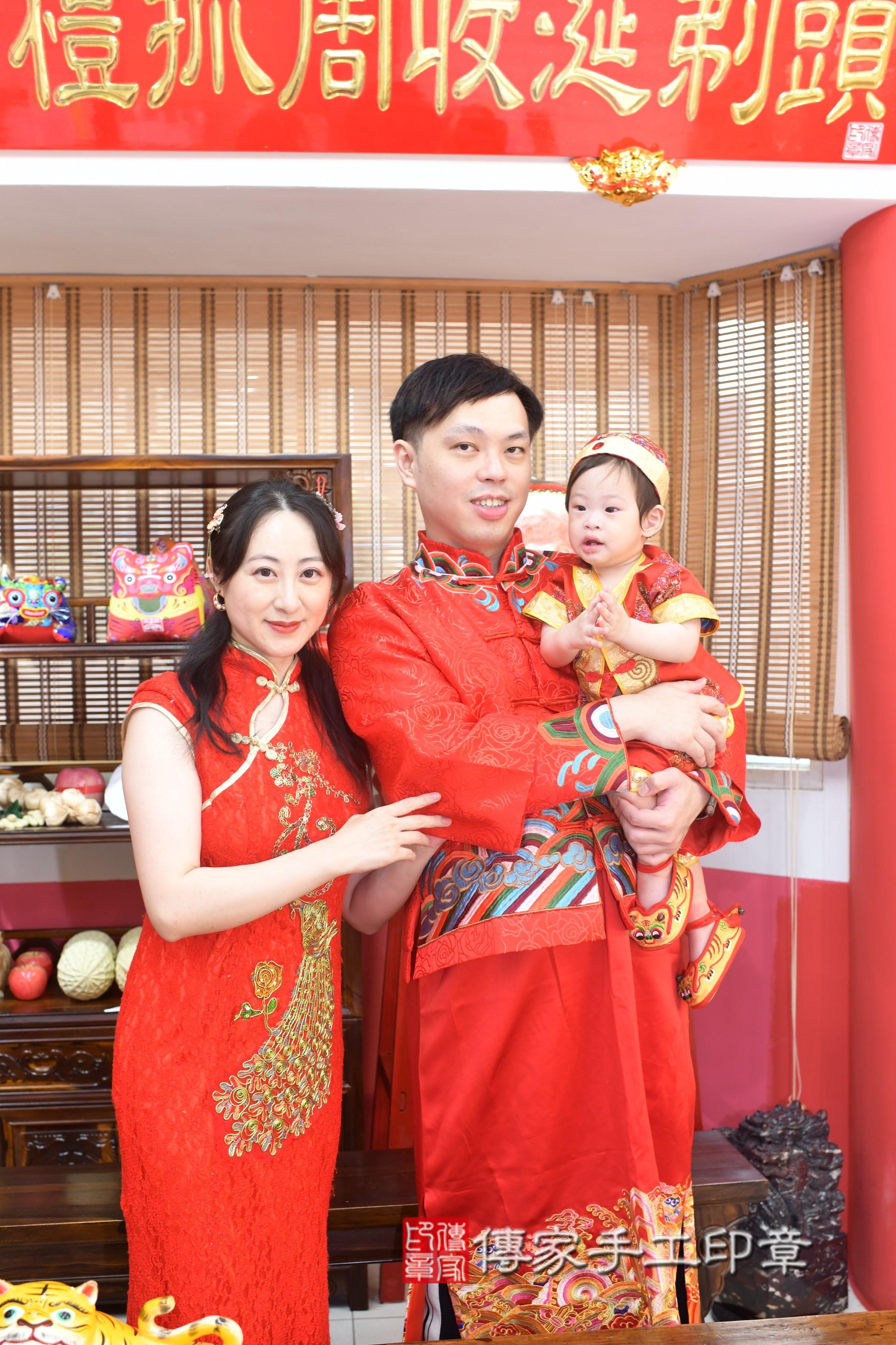 傳家手工印章高雄店、抓周、度脺、中國風會場、傳家嬰兒古禮、吉祥話、抓周道具物品24種、拍照。抓周證書。寶寶抓周、滿周歲、生日快樂、祝福