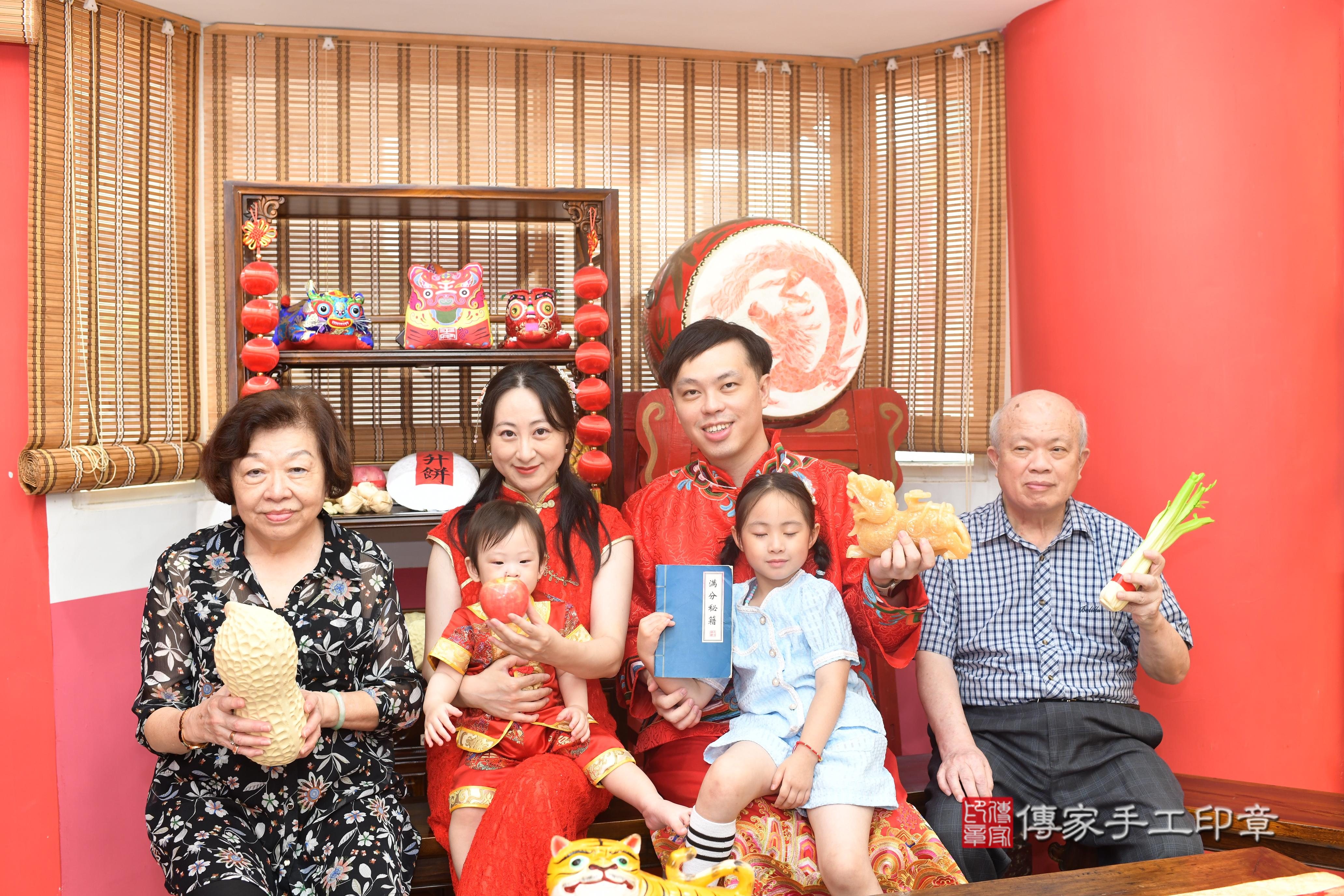 傳家手工印章高雄店、抓周、度脺、中國風會場、傳家嬰兒古禮、吉祥話、抓周道具物品24種、拍照。抓周證書。寶寶抓周、滿周歲、生日快樂、祝福