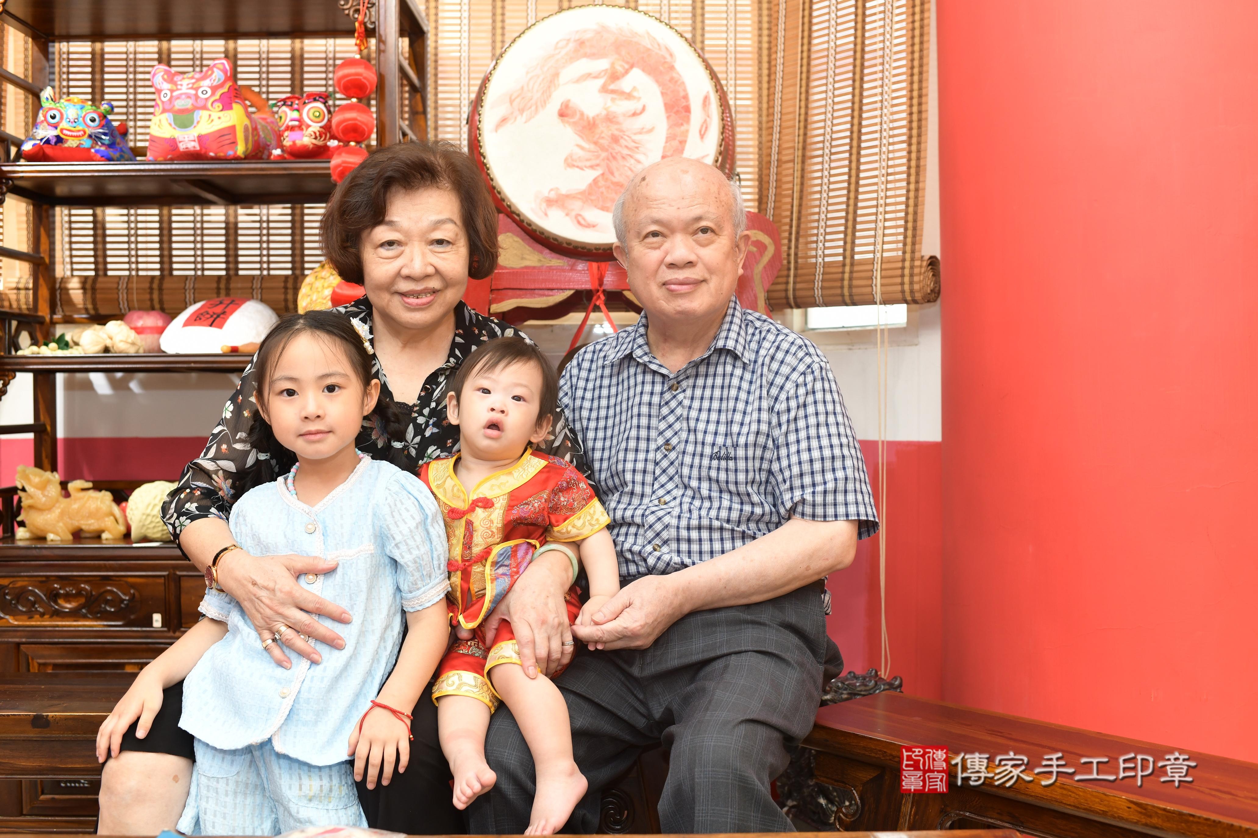 傳家手工印章高雄店、抓周、度脺、中國風會場、傳家嬰兒古禮、吉祥話、抓周道具物品24種、拍照。抓周證書。寶寶抓周、滿周歲、生日快樂、祝福