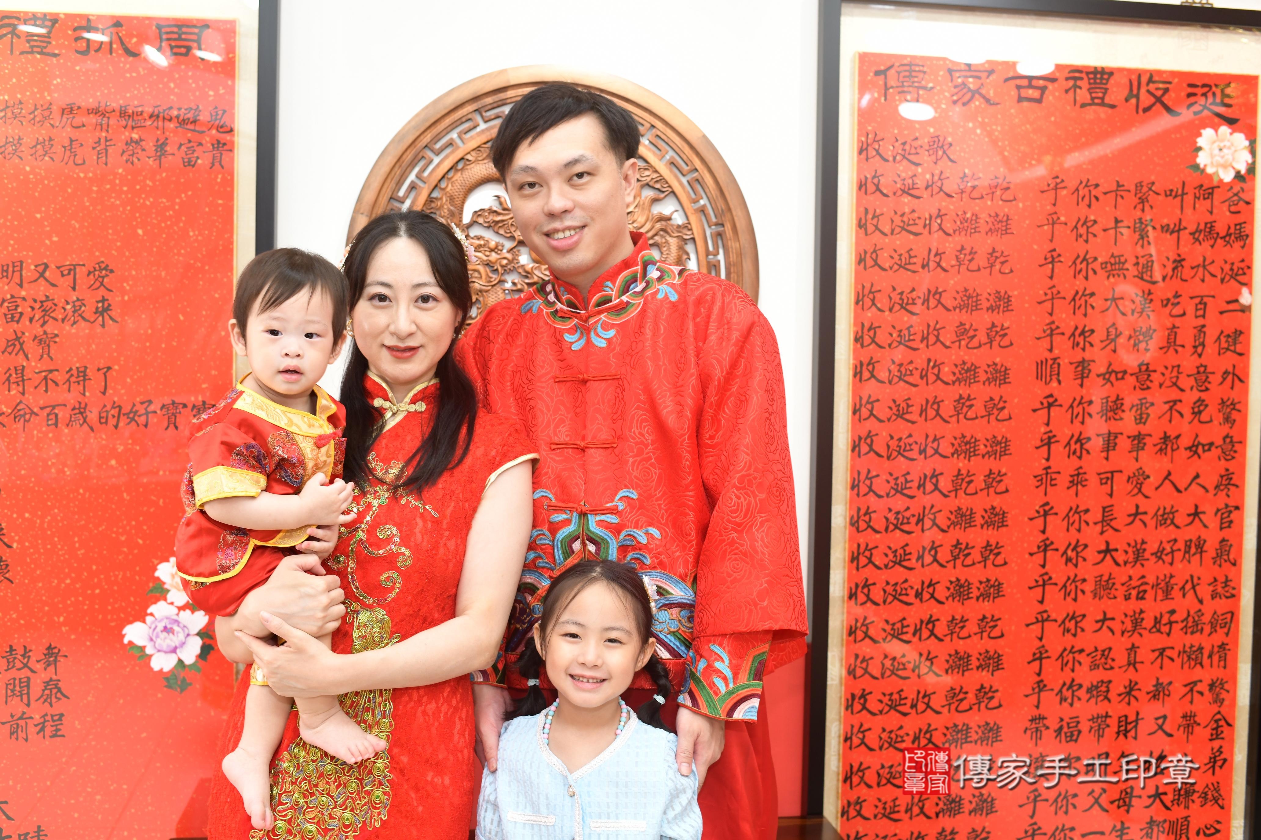 傳家手工印章高雄店、抓周、度脺、中國風會場、傳家嬰兒古禮、吉祥話、抓周道具物品24種、拍照。抓周證書。寶寶抓周、滿周歲、生日快樂、祝福