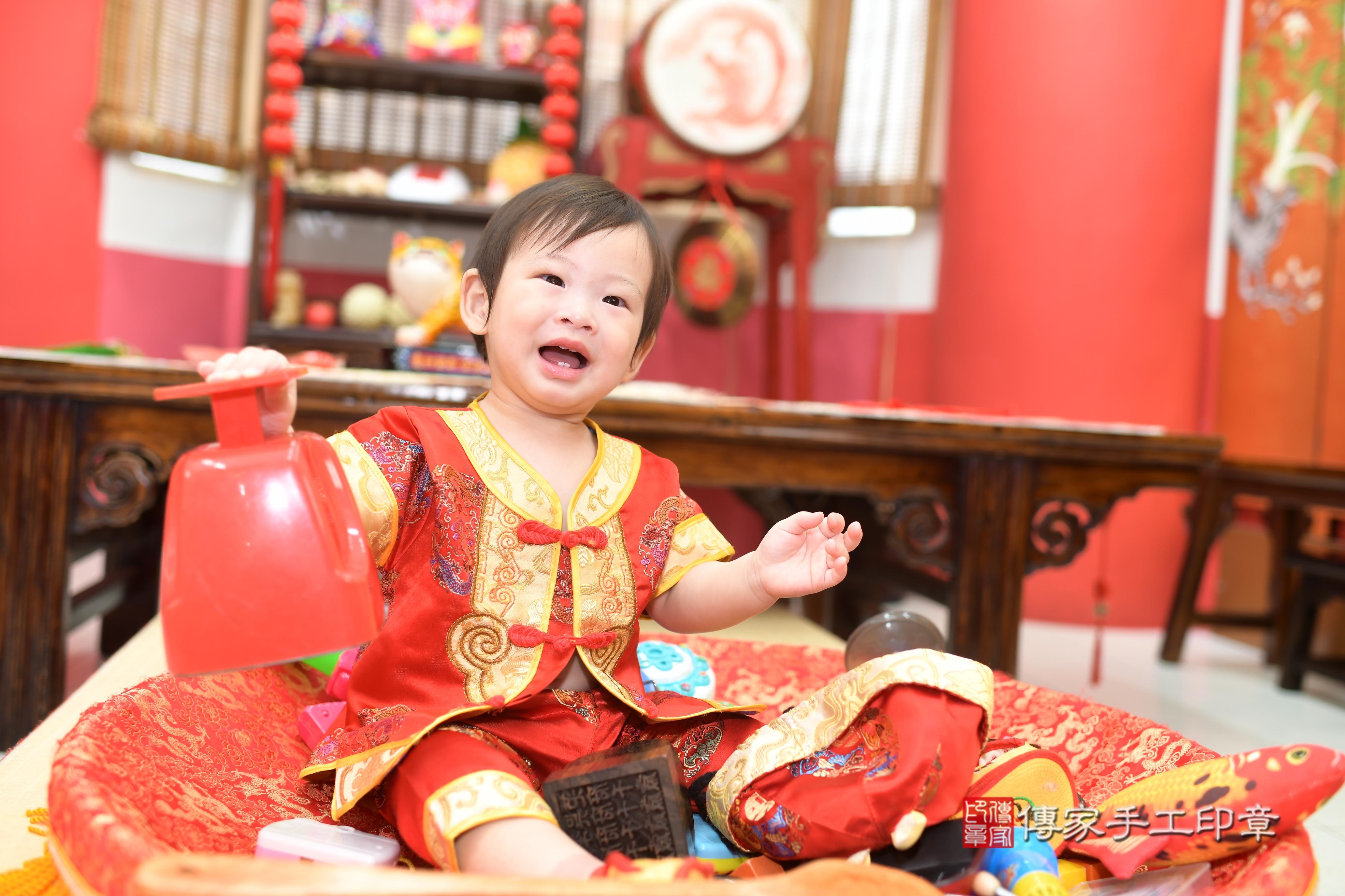 傳家手工印章高雄店、抓周、度脺、中國風會場、傳家嬰兒古禮、吉祥話、抓周道具物品24種、拍照。抓周證書。寶寶抓周、滿周歲、生日快樂、祝福