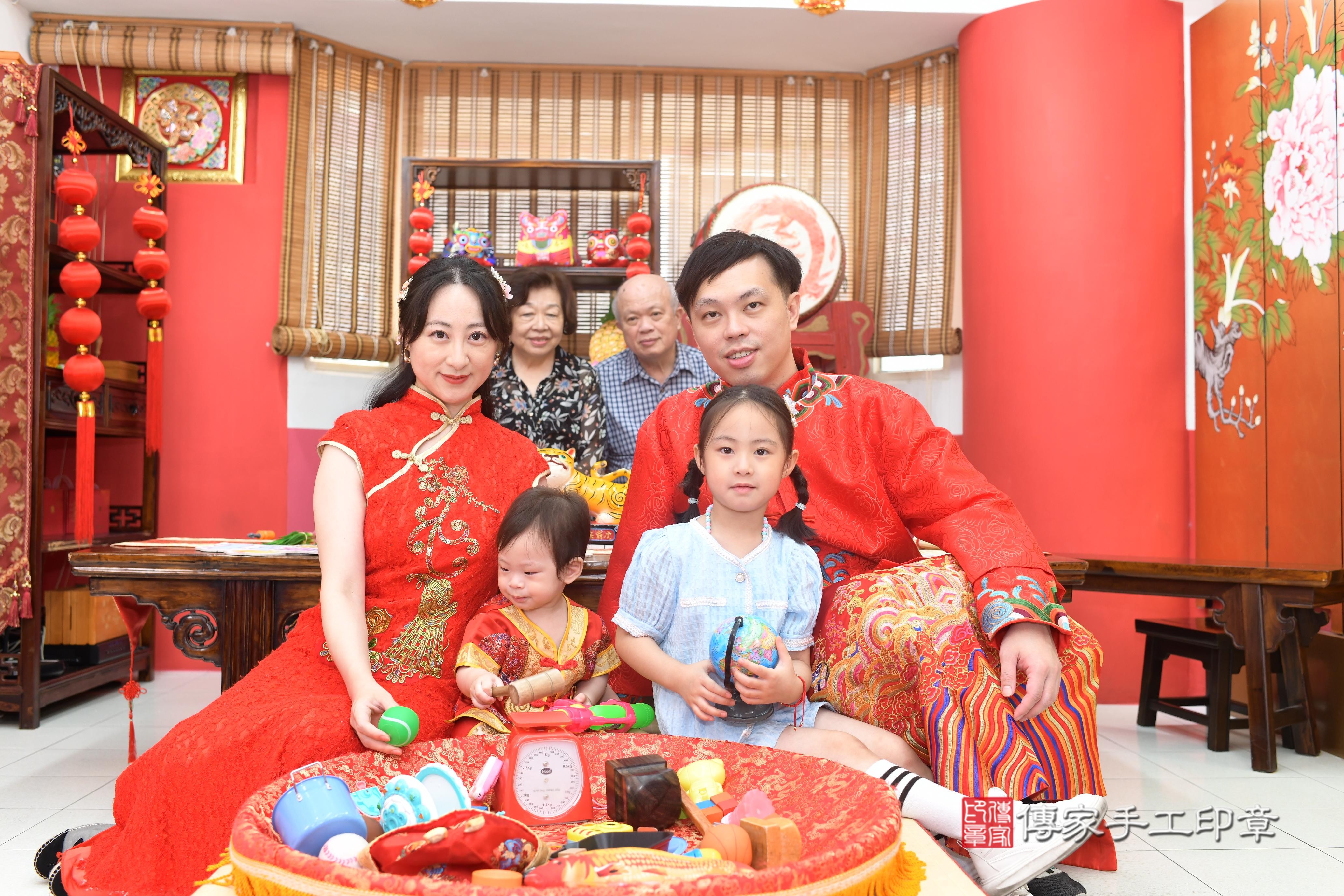 傳家手工印章高雄店、抓周、度脺、中國風會場、傳家嬰兒古禮、吉祥話、抓周道具物品24種、拍照。抓周證書。寶寶抓周、滿周歲、生日快樂、祝福
