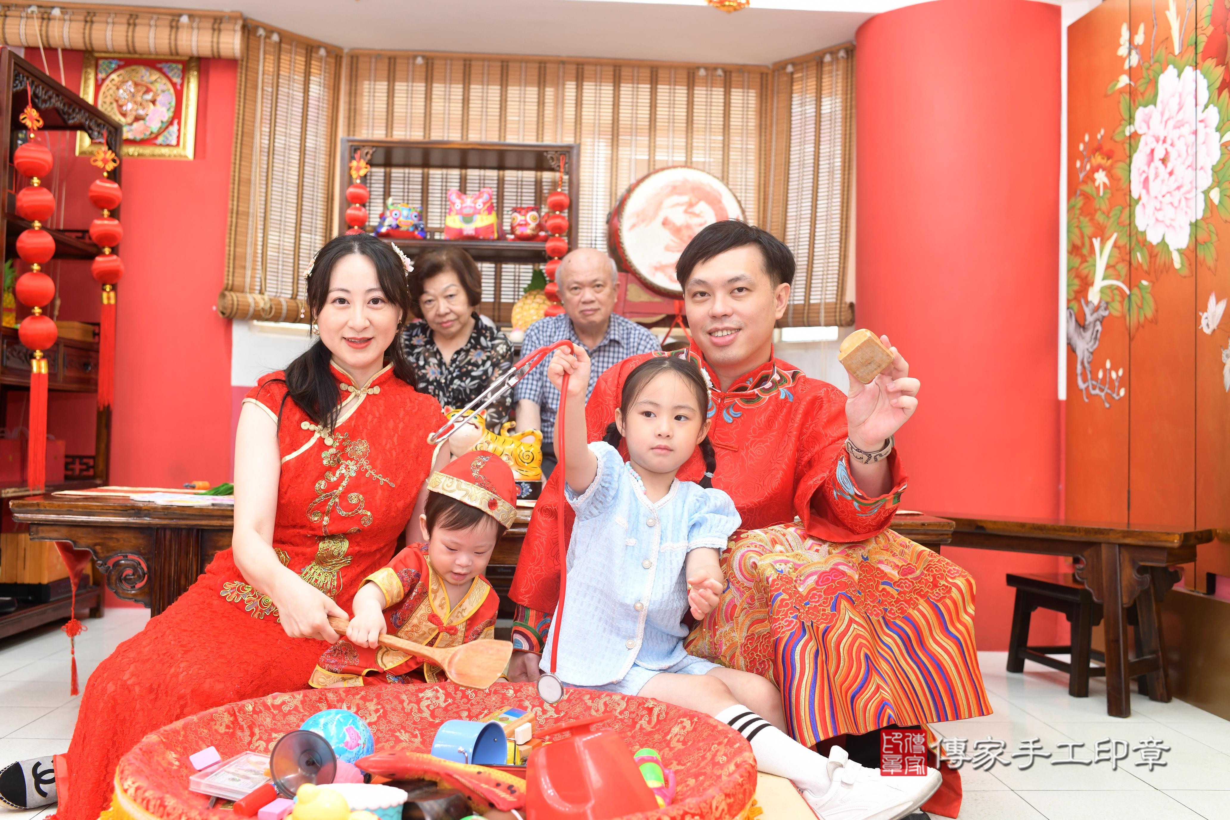 傳家手工印章高雄店、抓周、度脺、中國風會場、傳家嬰兒古禮、吉祥話、抓周道具物品24種、拍照。抓周證書。寶寶抓周、滿周歲、生日快樂、祝福
