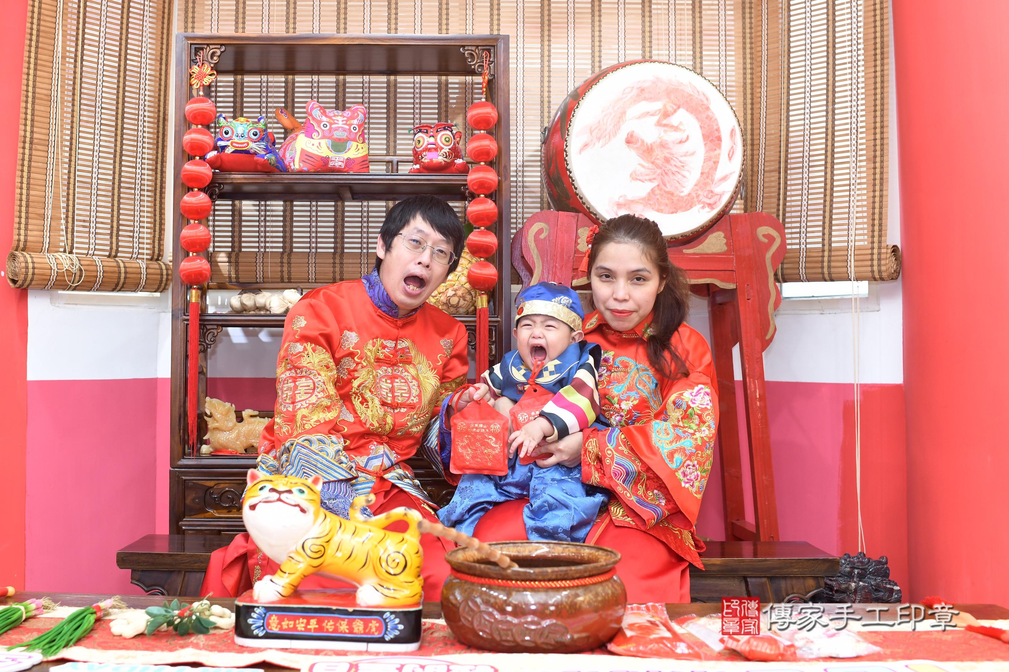 傳家手工印章高雄店、抓周、度脺、中國風會場、傳家嬰兒古禮、吉祥話、抓周道具物品24種、拍照。抓周證書。寶寶抓周、滿周歲、生日快樂、祝福