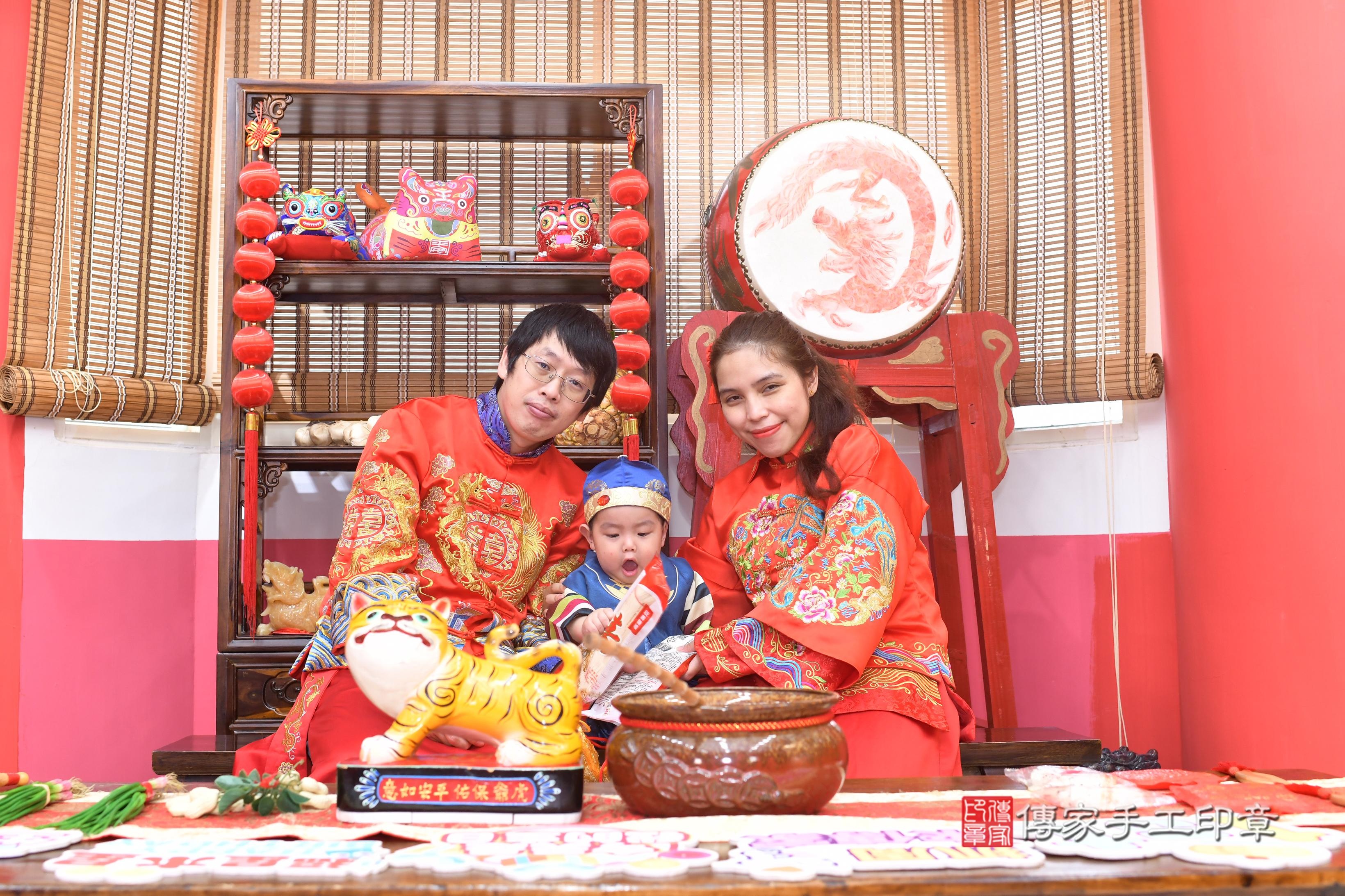 傳家手工印章高雄店、抓周、度脺、中國風會場、傳家嬰兒古禮、吉祥話、抓周道具物品24種、拍照。抓周證書。寶寶抓周、滿周歲、生日快樂、祝福