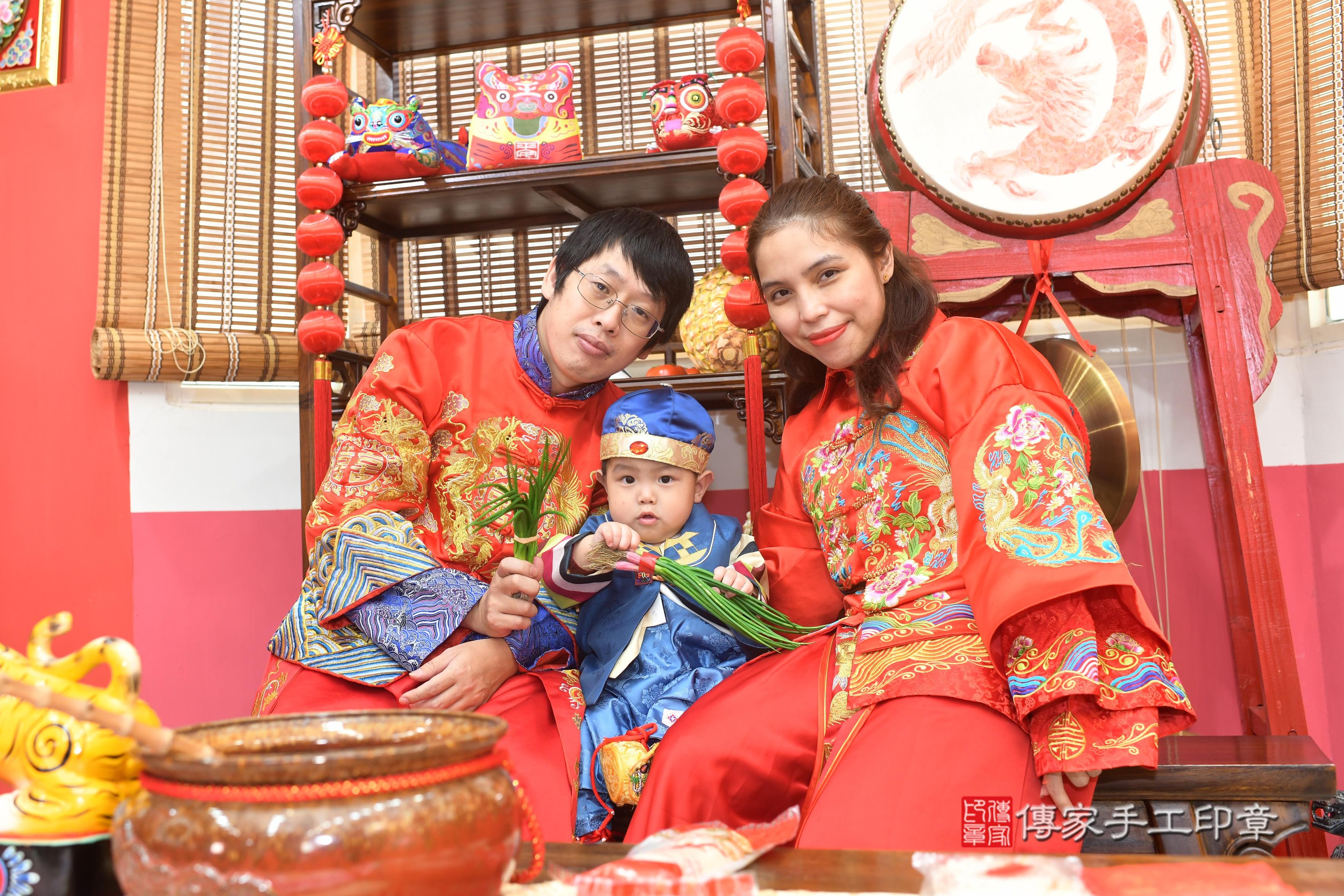 傳家手工印章高雄店、抓周、度脺、中國風會場、傳家嬰兒古禮、吉祥話、抓周道具物品24種、拍照。抓周證書。寶寶抓周、滿周歲、生日快樂、祝福