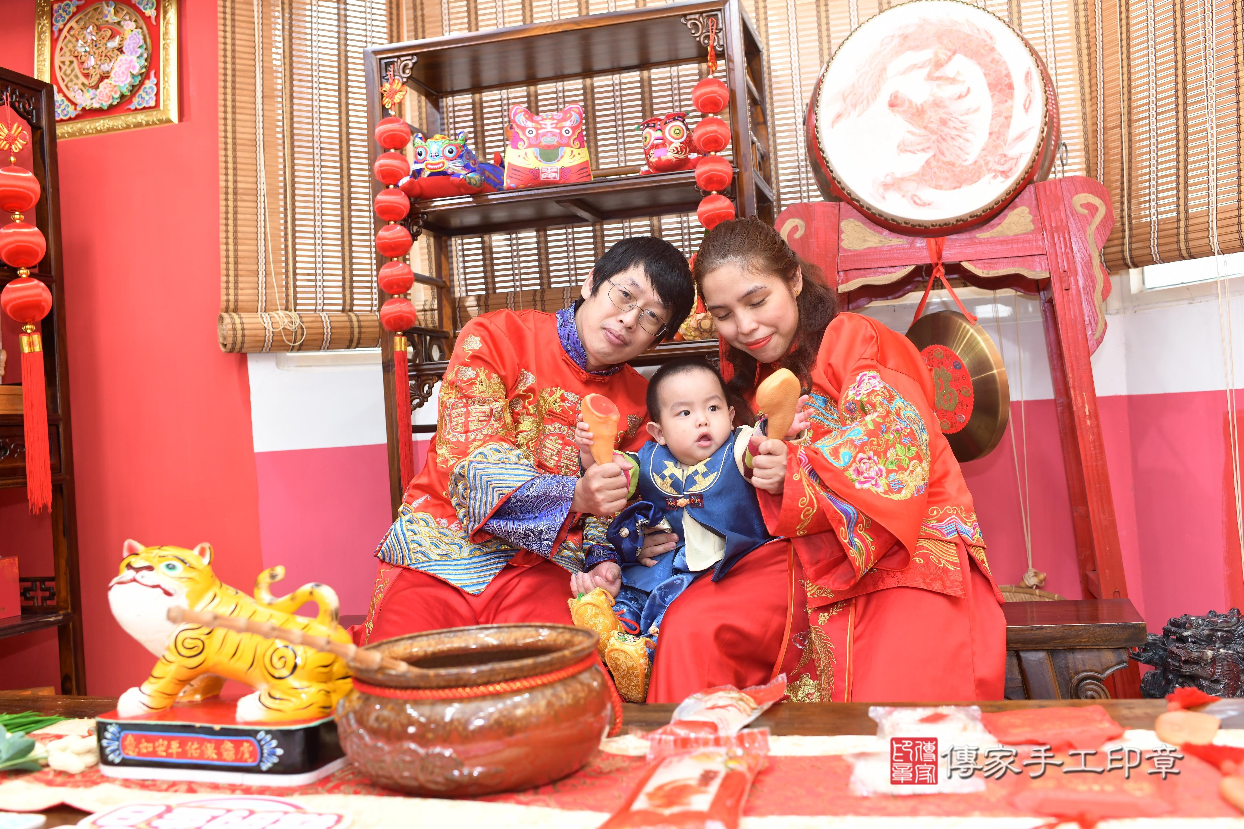 傳家手工印章高雄店、抓周、度脺、中國風會場、傳家嬰兒古禮、吉祥話、抓周道具物品24種、拍照。抓周證書。寶寶抓周、滿周歲、生日快樂、祝福