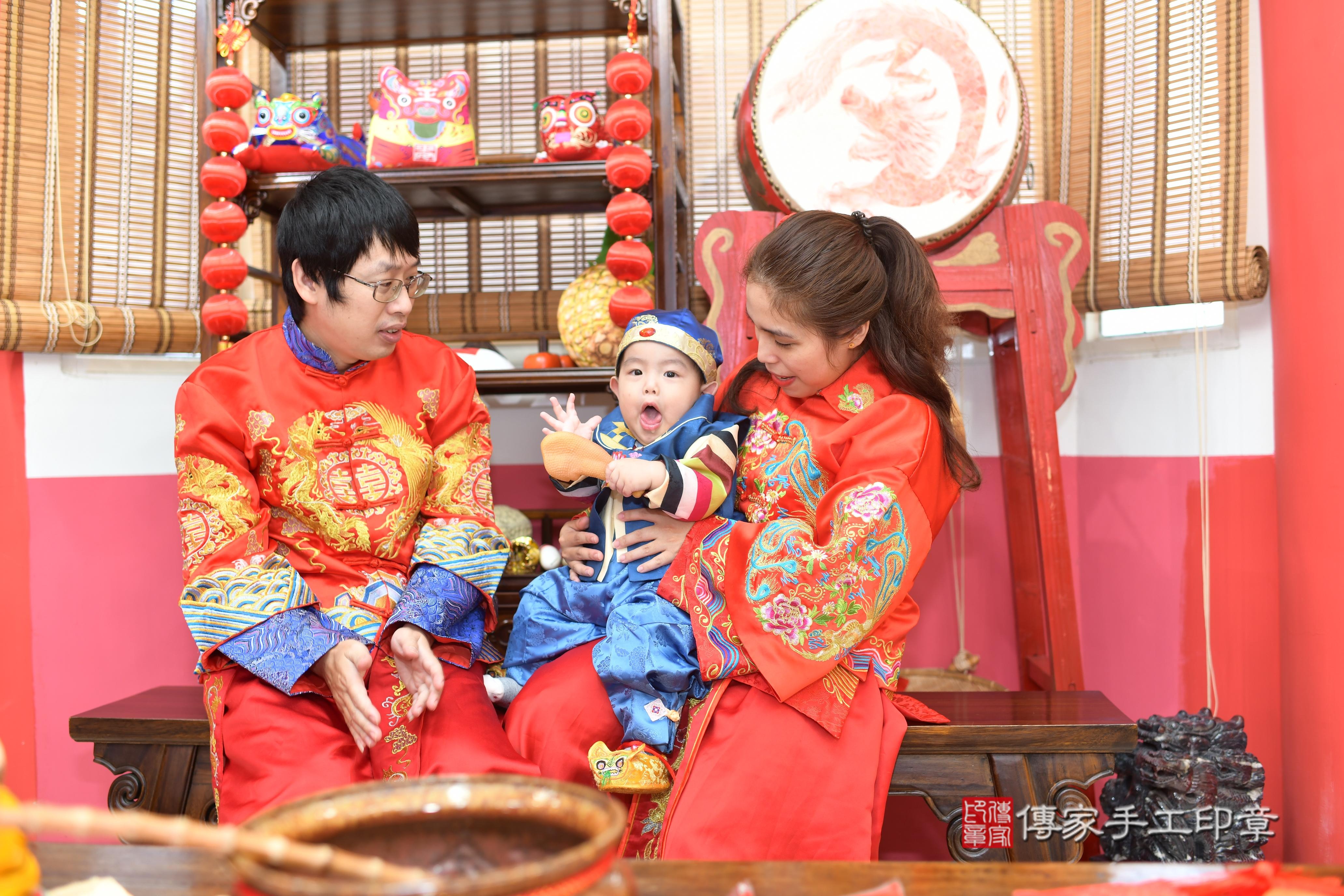 傳家手工印章高雄店、抓周、度脺、中國風會場、傳家嬰兒古禮、吉祥話、抓周道具物品24種、拍照。抓周證書。寶寶抓周、滿周歲、生日快樂、祝福
