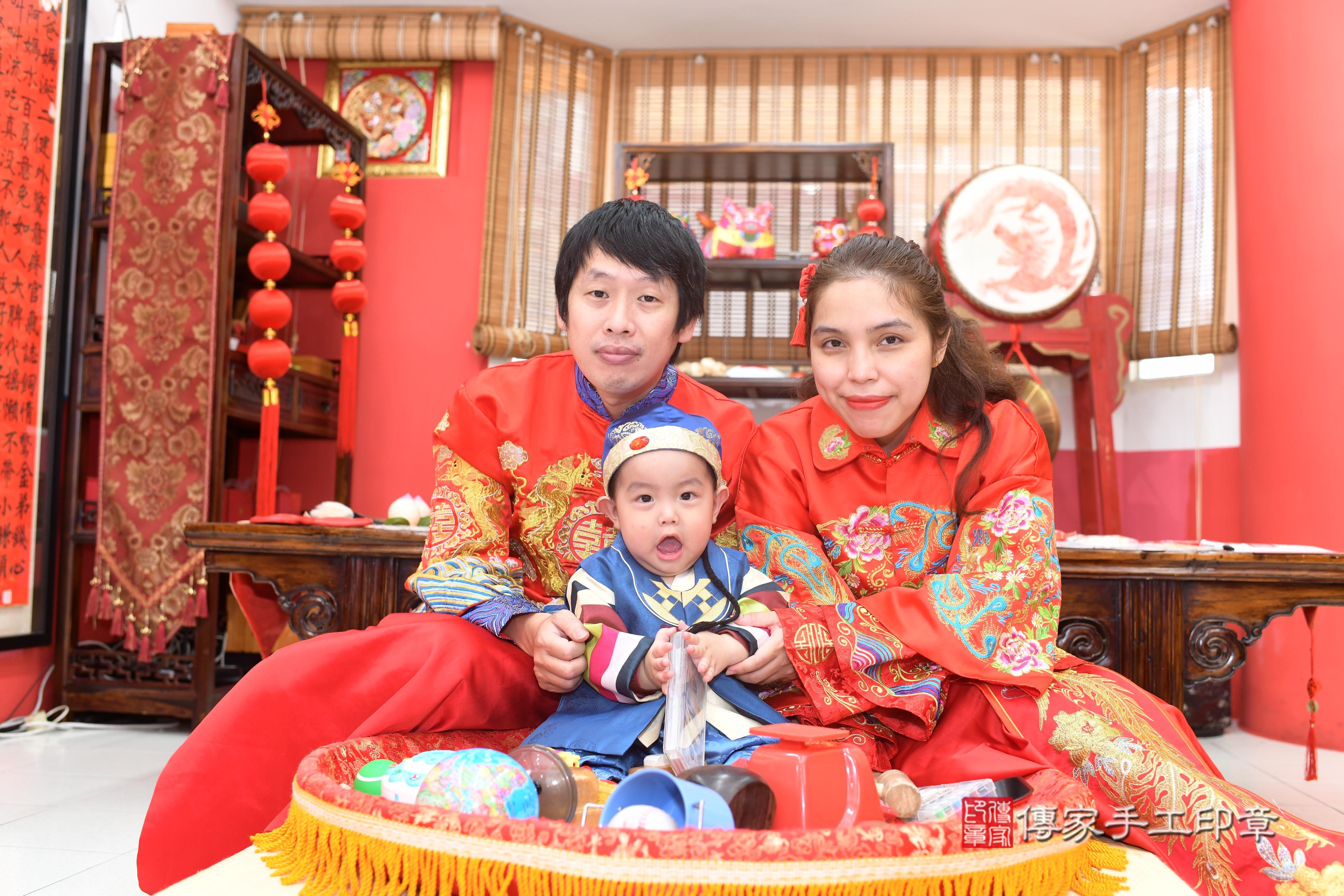 傳家手工印章高雄店、抓周、度脺、中國風會場、傳家嬰兒古禮、吉祥話、抓周道具物品24種、拍照。抓周證書。寶寶抓周、滿周歲、生日快樂、祝福