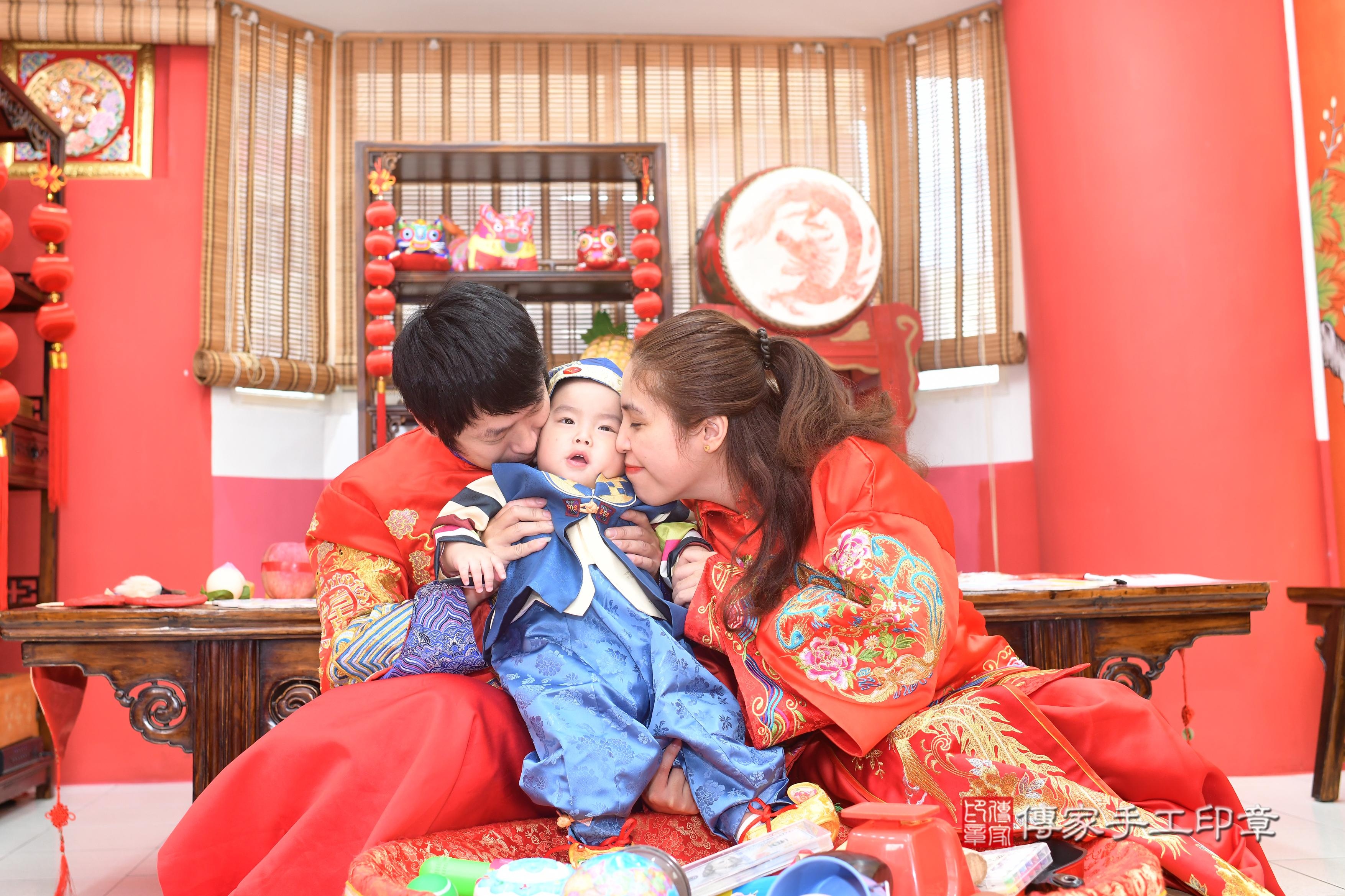 傳家手工印章高雄店、抓周、度脺、中國風會場、傳家嬰兒古禮、吉祥話、抓周道具物品24種、拍照。抓周證書。寶寶抓周、滿周歲、生日快樂、祝福