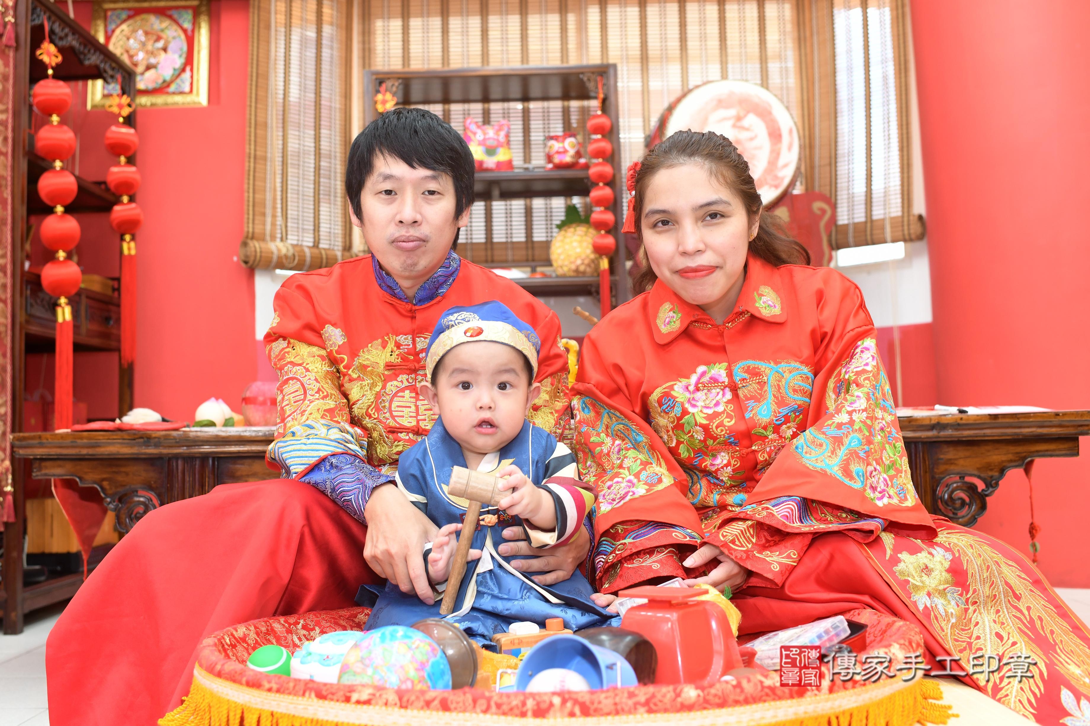 傳家手工印章高雄店、抓周、度脺、中國風會場、傳家嬰兒古禮、吉祥話、抓周道具物品24種、拍照。抓周證書。寶寶抓周、滿周歲、生日快樂、祝福