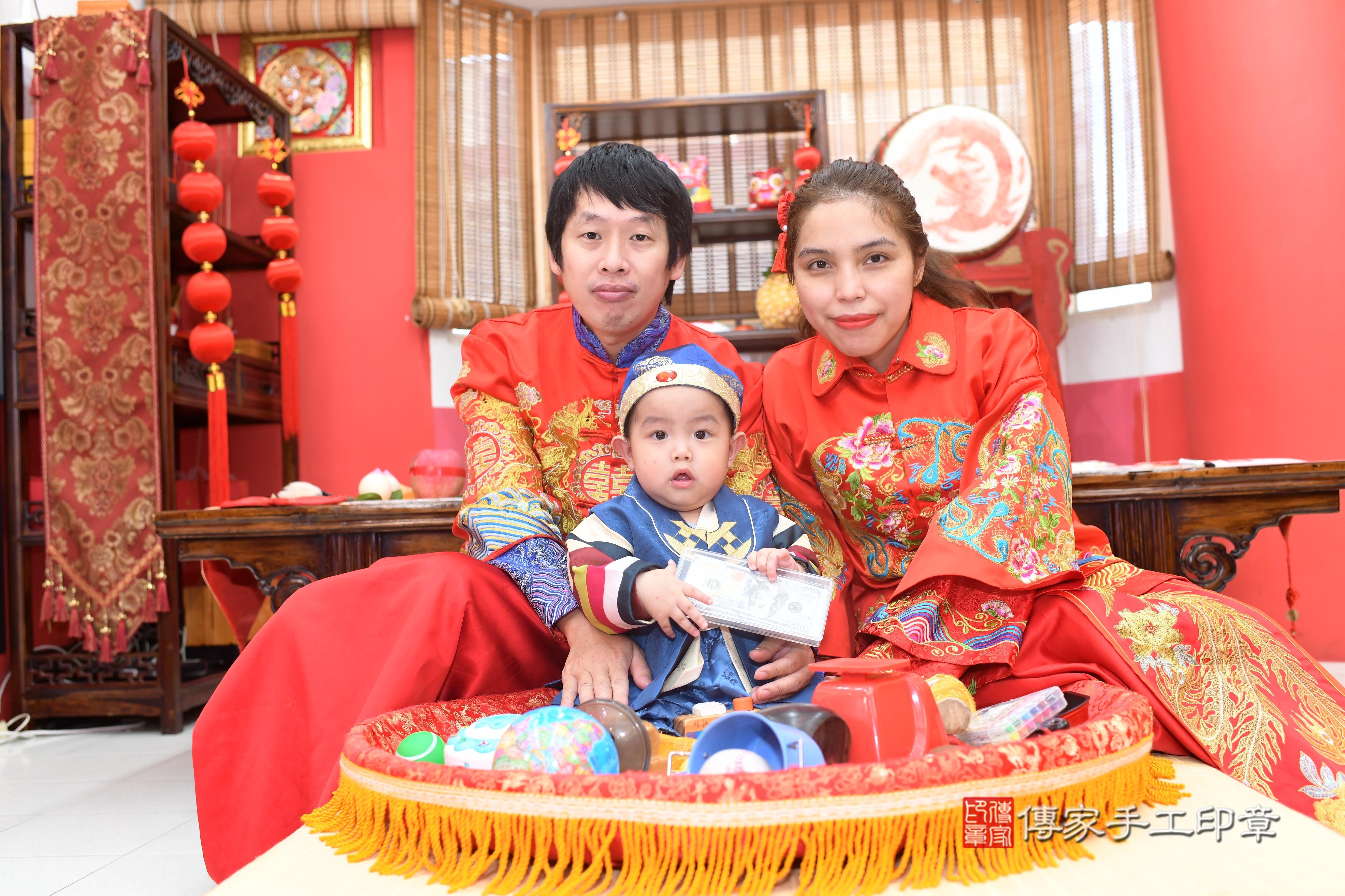 傳家手工印章高雄店、抓周、度脺、中國風會場、傳家嬰兒古禮、吉祥話、抓周道具物品24種、拍照。抓周證書。寶寶抓周、滿周歲、生日快樂、祝福
