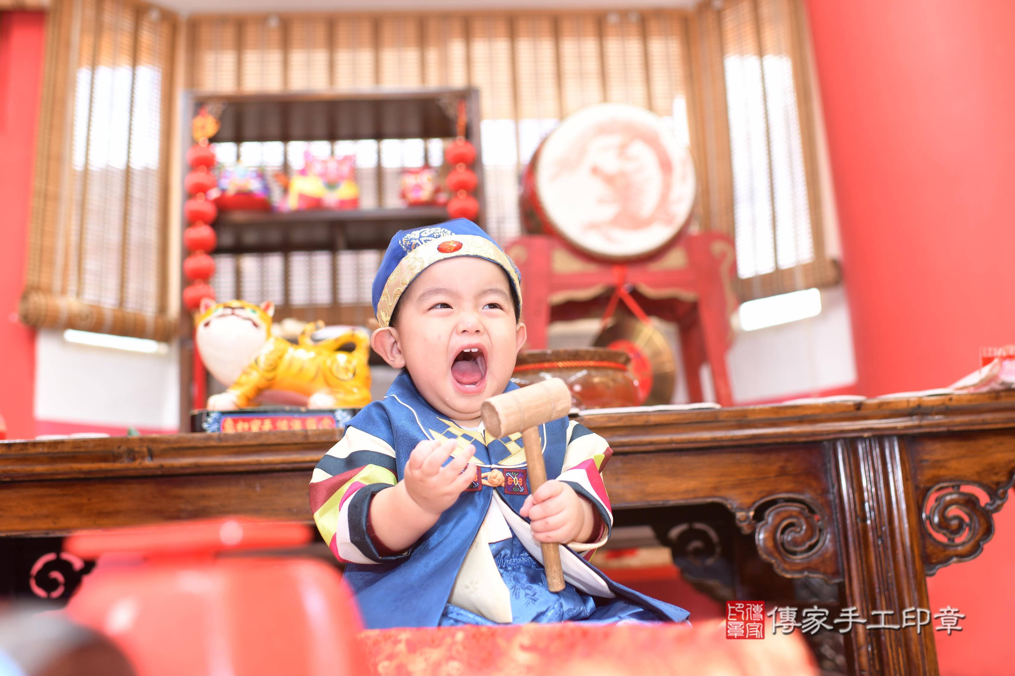 傳家手工印章高雄店、抓周、度脺、中國風會場、傳家嬰兒古禮、吉祥話、抓周道具物品24種、拍照。抓周證書。寶寶抓周、滿周歲、生日快樂、祝福