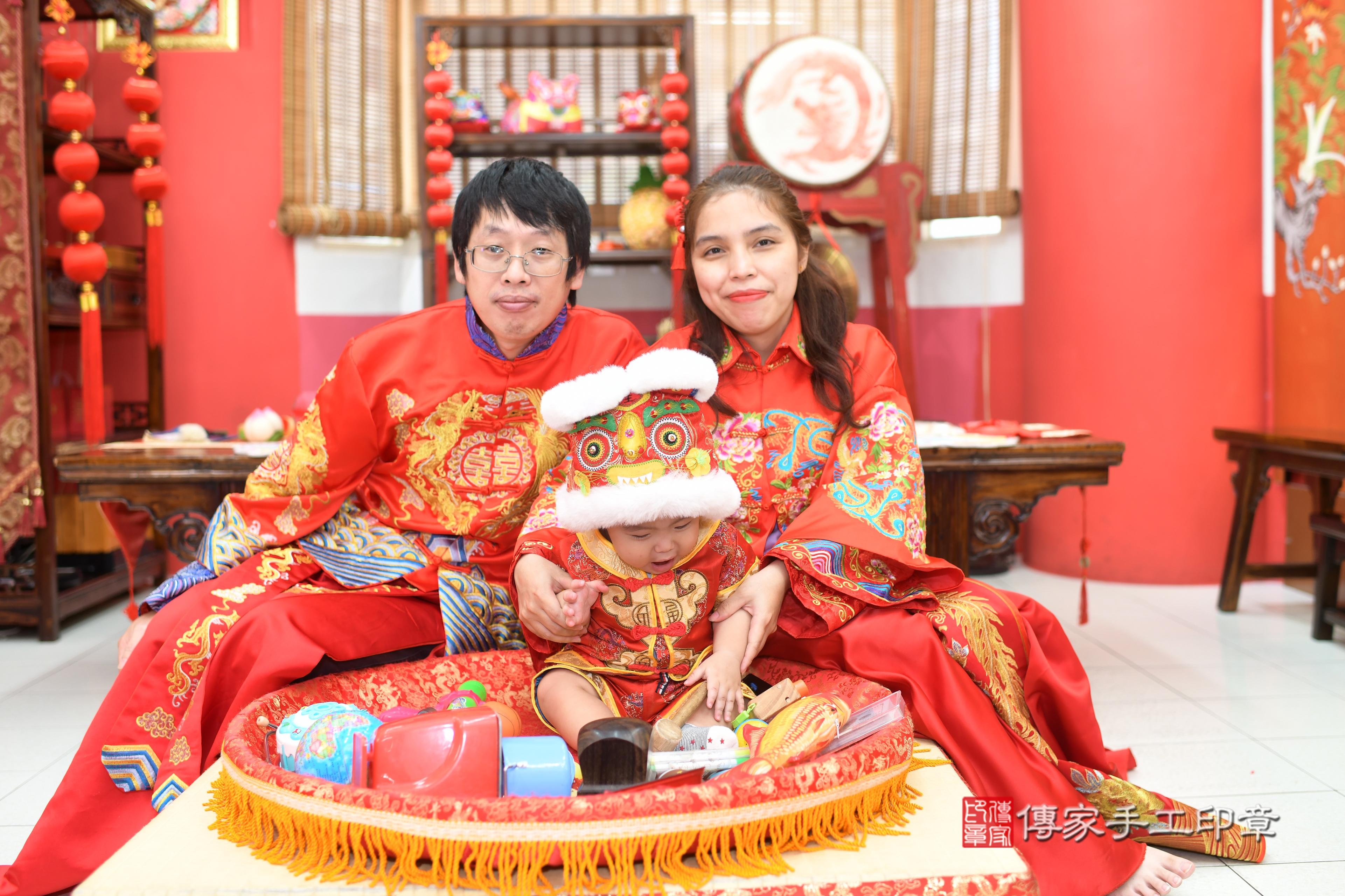 傳家手工印章高雄店、抓周、度脺、中國風會場、傳家嬰兒古禮、吉祥話、抓周道具物品24種、拍照。抓周證書。寶寶抓周、滿周歲、生日快樂、祝福