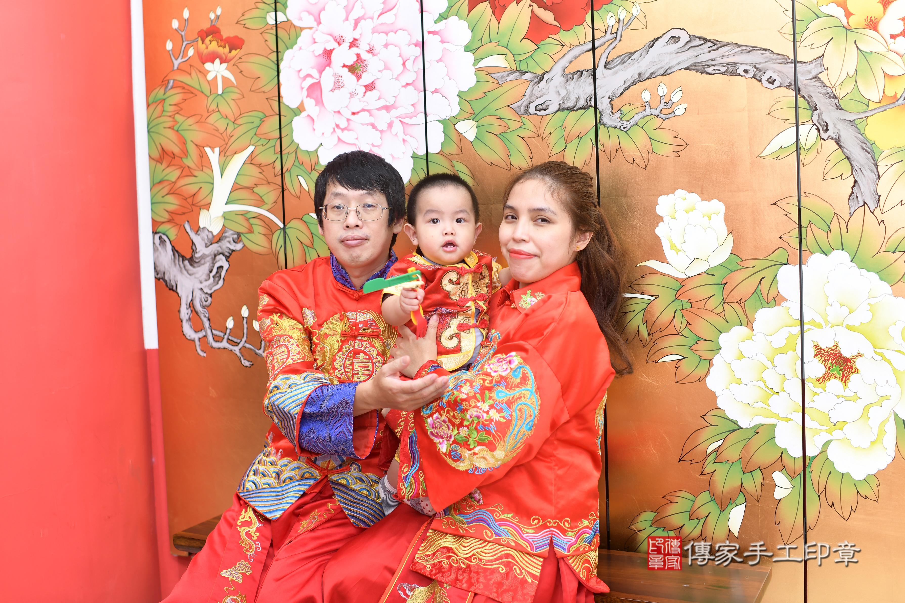傳家手工印章高雄店、抓周、度脺、中國風會場、傳家嬰兒古禮、吉祥話、抓周道具物品24種、拍照。抓周證書。寶寶抓周、滿周歲、生日快樂、祝福