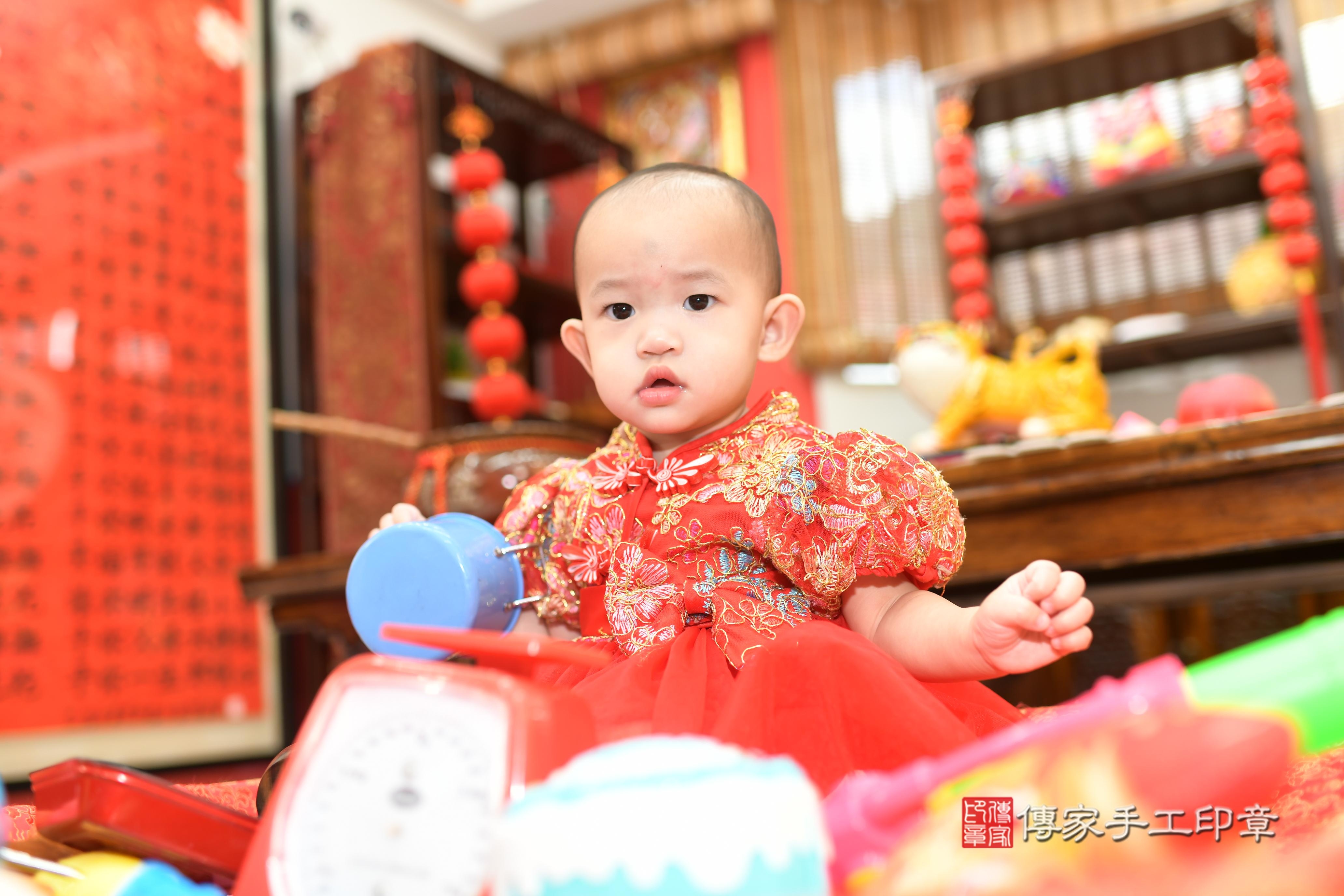 傳家手工印章高雄店、抓周、度脺、中國風會場、傳家嬰兒古禮、吉祥話、抓周道具物品24種、拍照。抓周證書。寶寶抓周、滿周歲、生日快樂、祝福