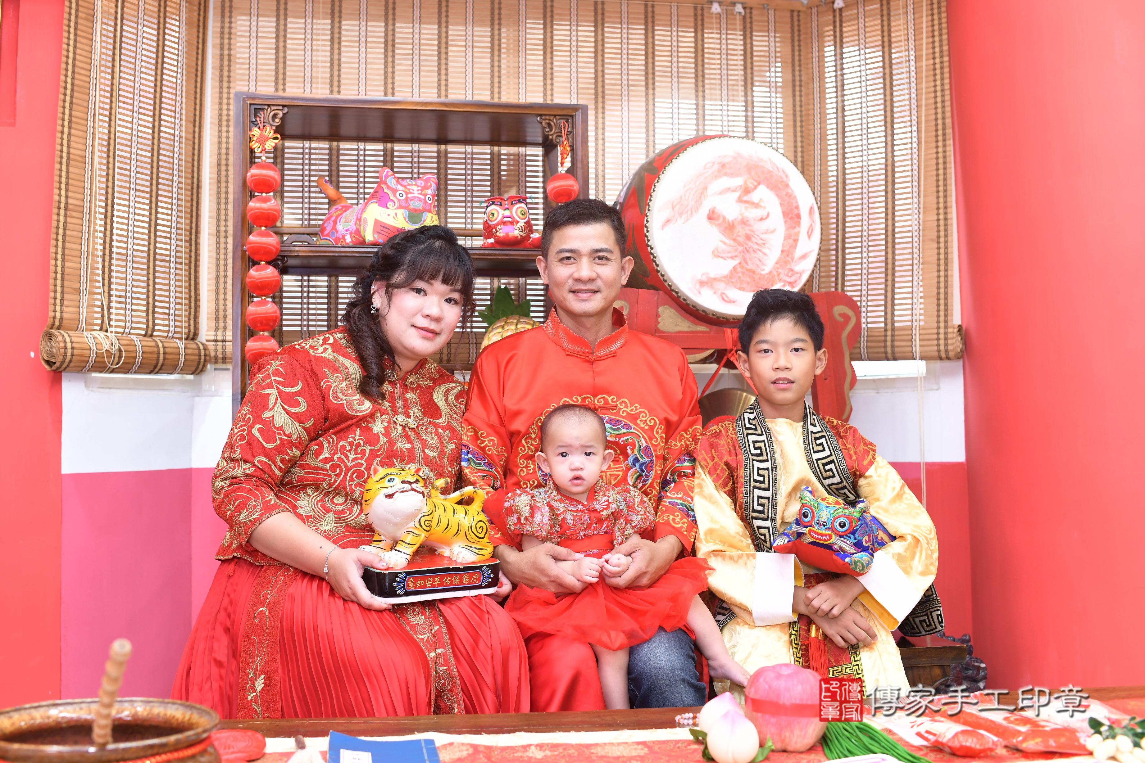 傳家手工印章高雄店、抓周、度脺、中國風會場、傳家嬰兒古禮、吉祥話、抓周道具物品24種、拍照。抓周證書。寶寶抓周、滿周歲、生日快樂、祝福