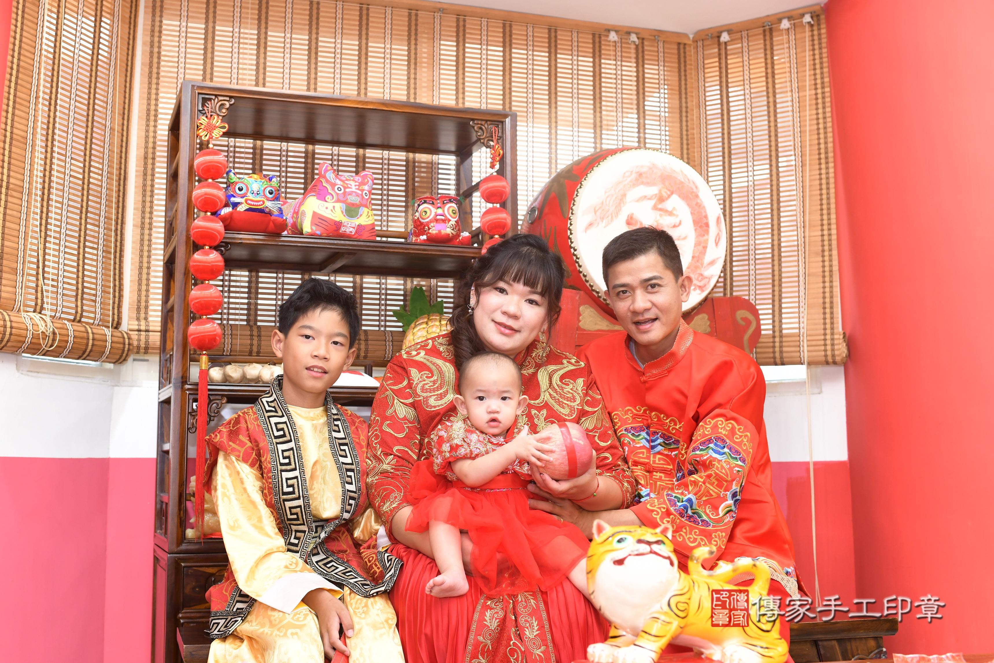 傳家手工印章高雄店、抓周、度脺、中國風會場、傳家嬰兒古禮、吉祥話、抓周道具物品24種、拍照。抓周證書。寶寶抓周、滿周歲、生日快樂、祝福
